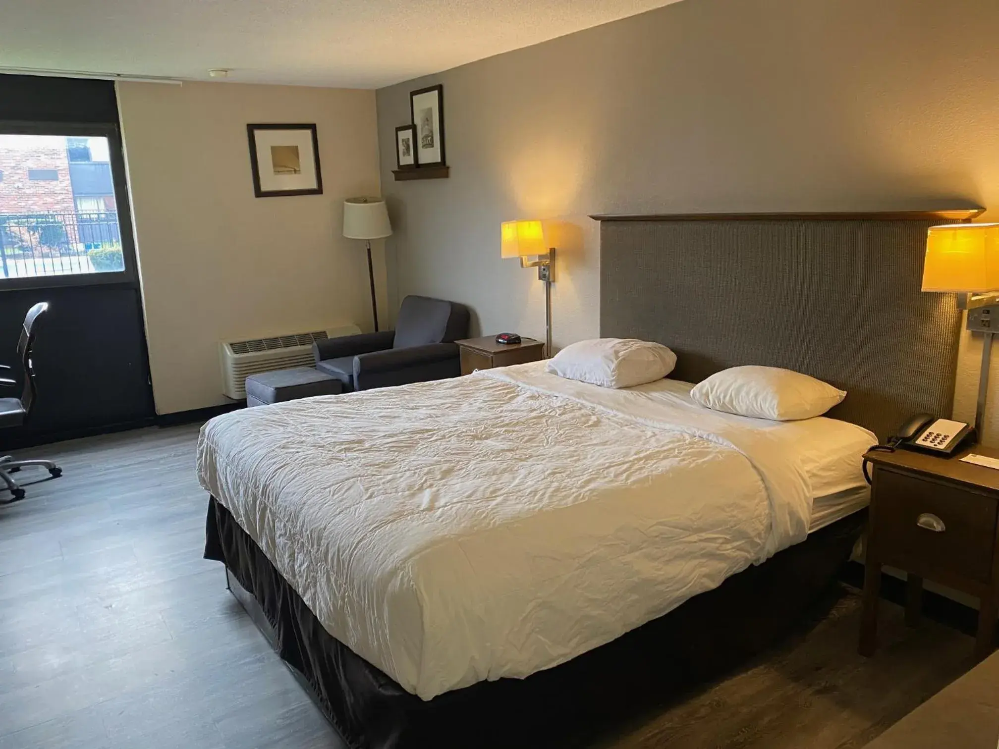 Standard King Room in Motel 6 Rochester - Airport Standard King Room in Motel 6 Rochester - Airport