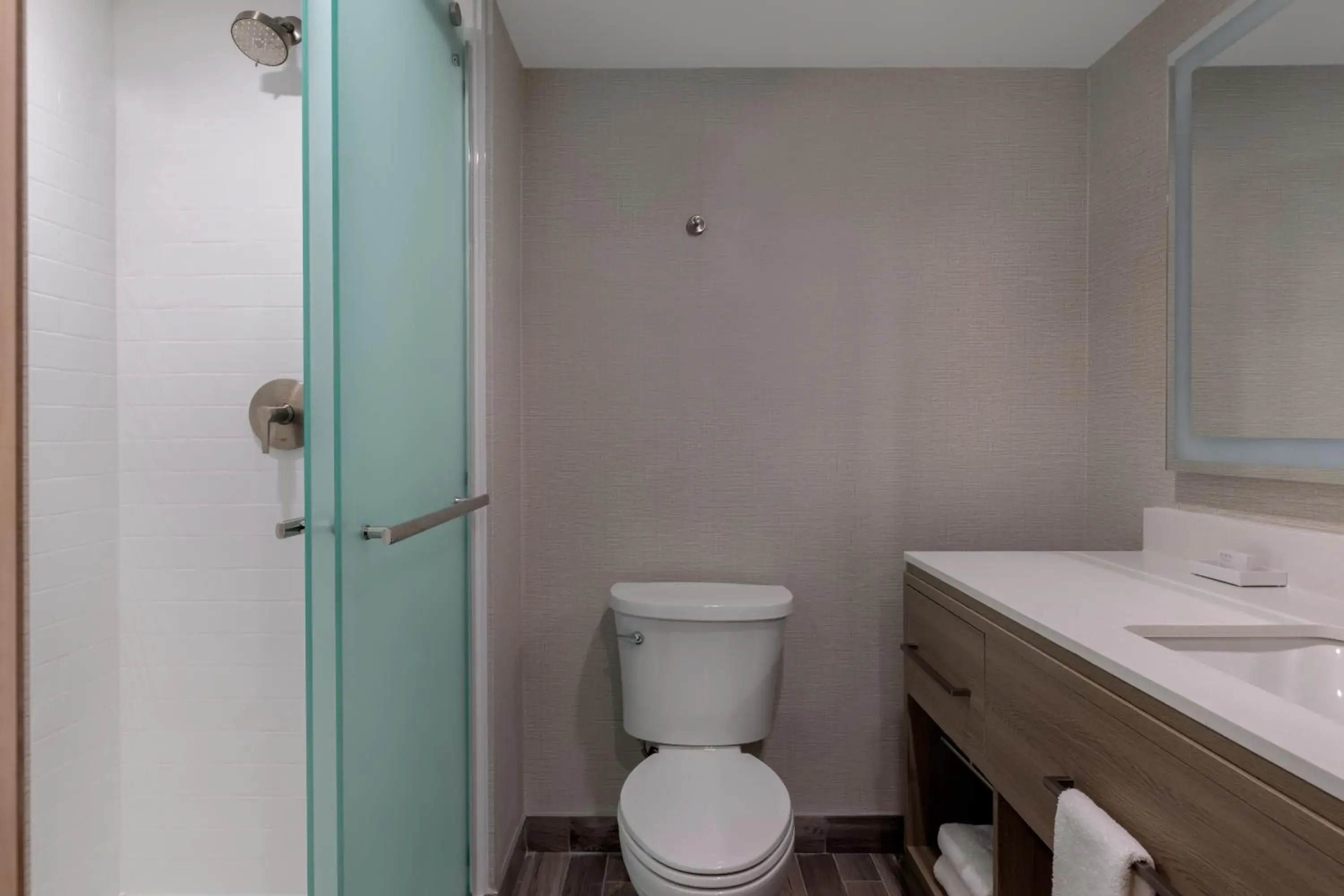 Queen Room in DoubleTree by Hilton Kingston - Newly Renovated Queen Room in DoubleTree by Hilton Kingston - Newly Renovated