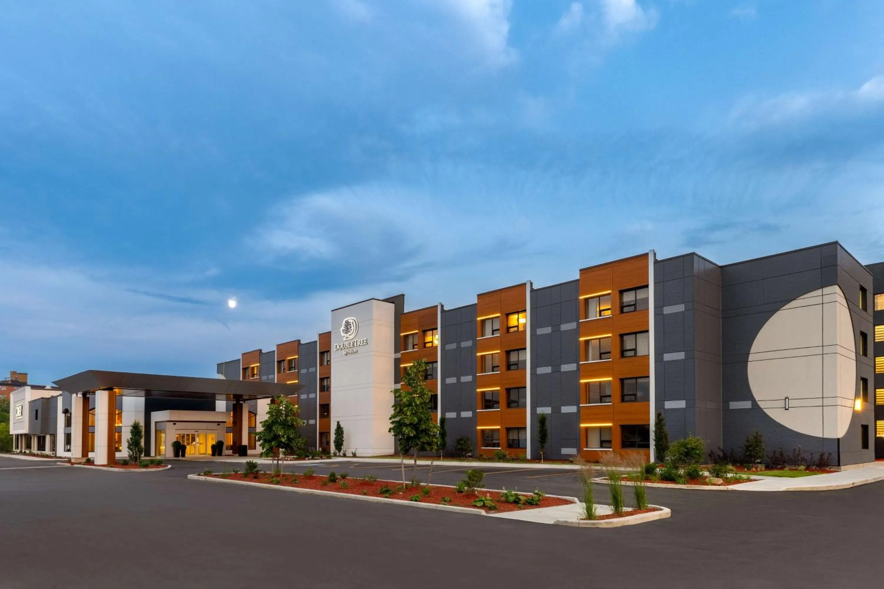 Property building in DoubleTree by Hilton Kingston - Newly Renovated