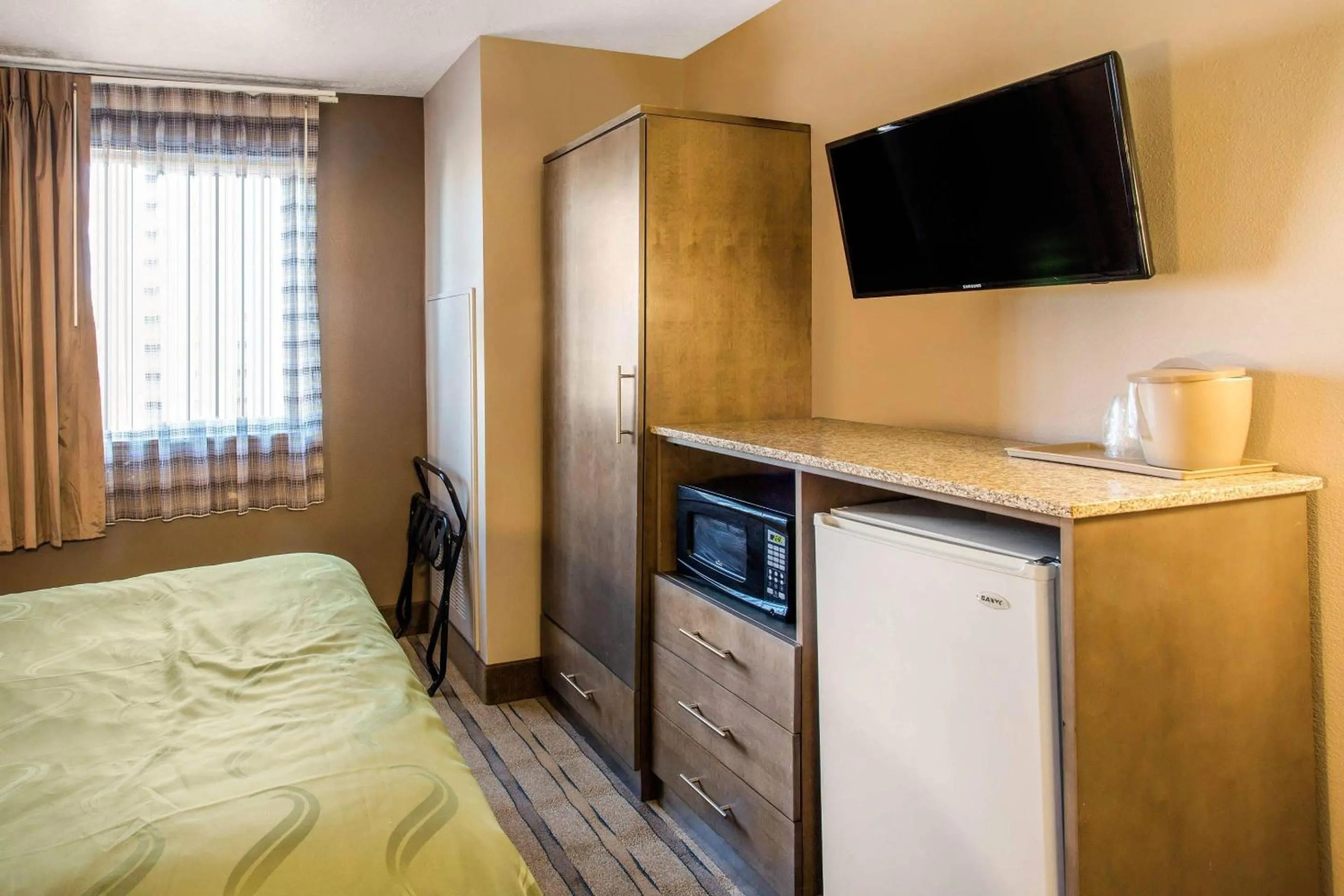 Bedroom, Bed in Quality Inn Moriarty