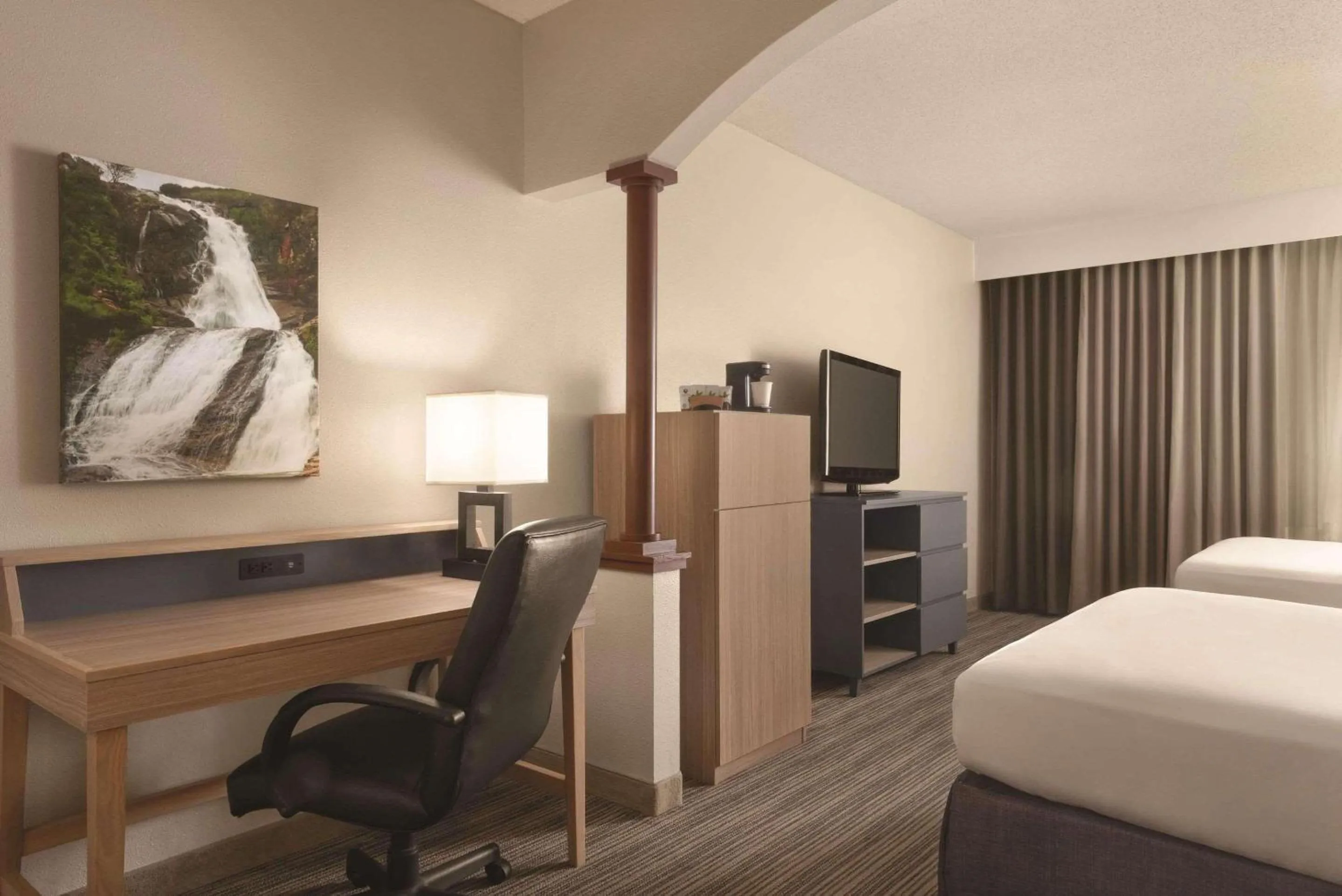 Bedroom, Bed in Country Inn & Suites by Radisson, Eagan, MN