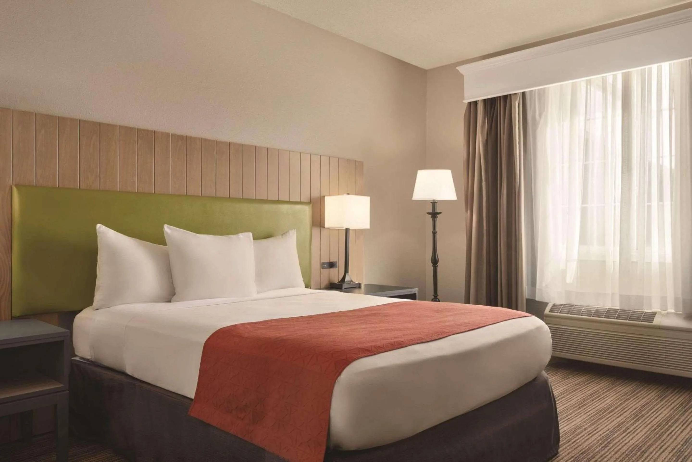 Bedroom, Bed in Country Inn & Suites by Radisson, Eagan, MN