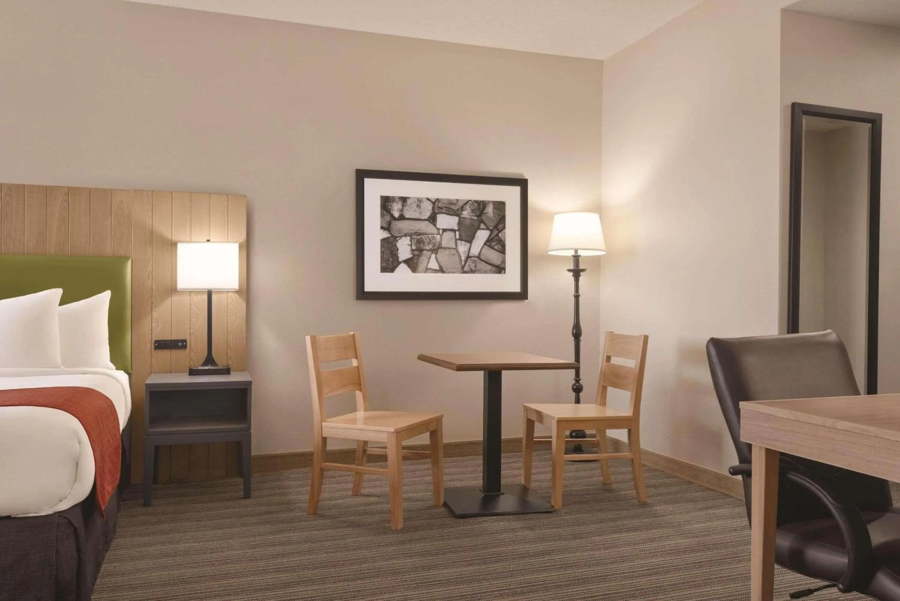 Bedroom, Bed in Country Inn & Suites by Radisson, Eagan, MN