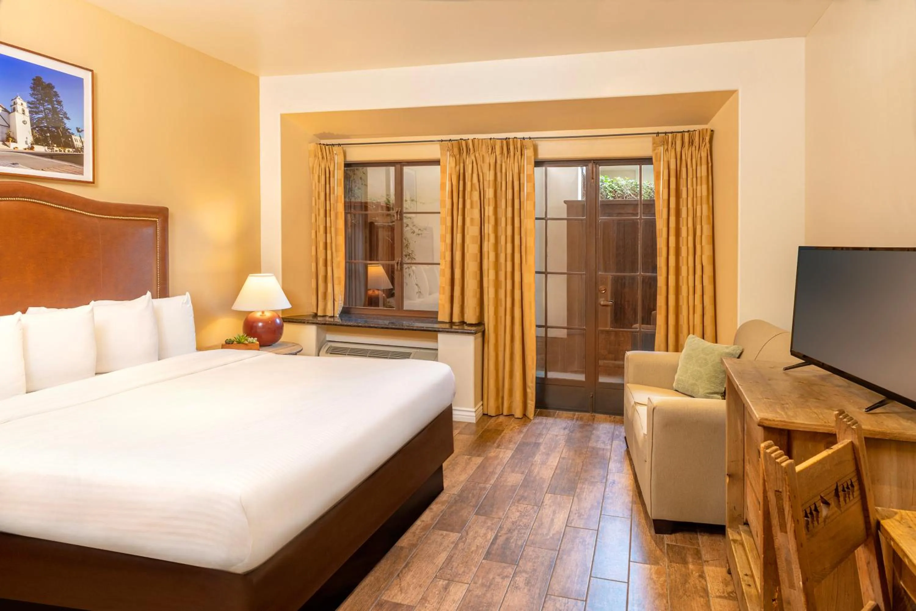 Bedroom, Bed in Clocktower Inn Ventura