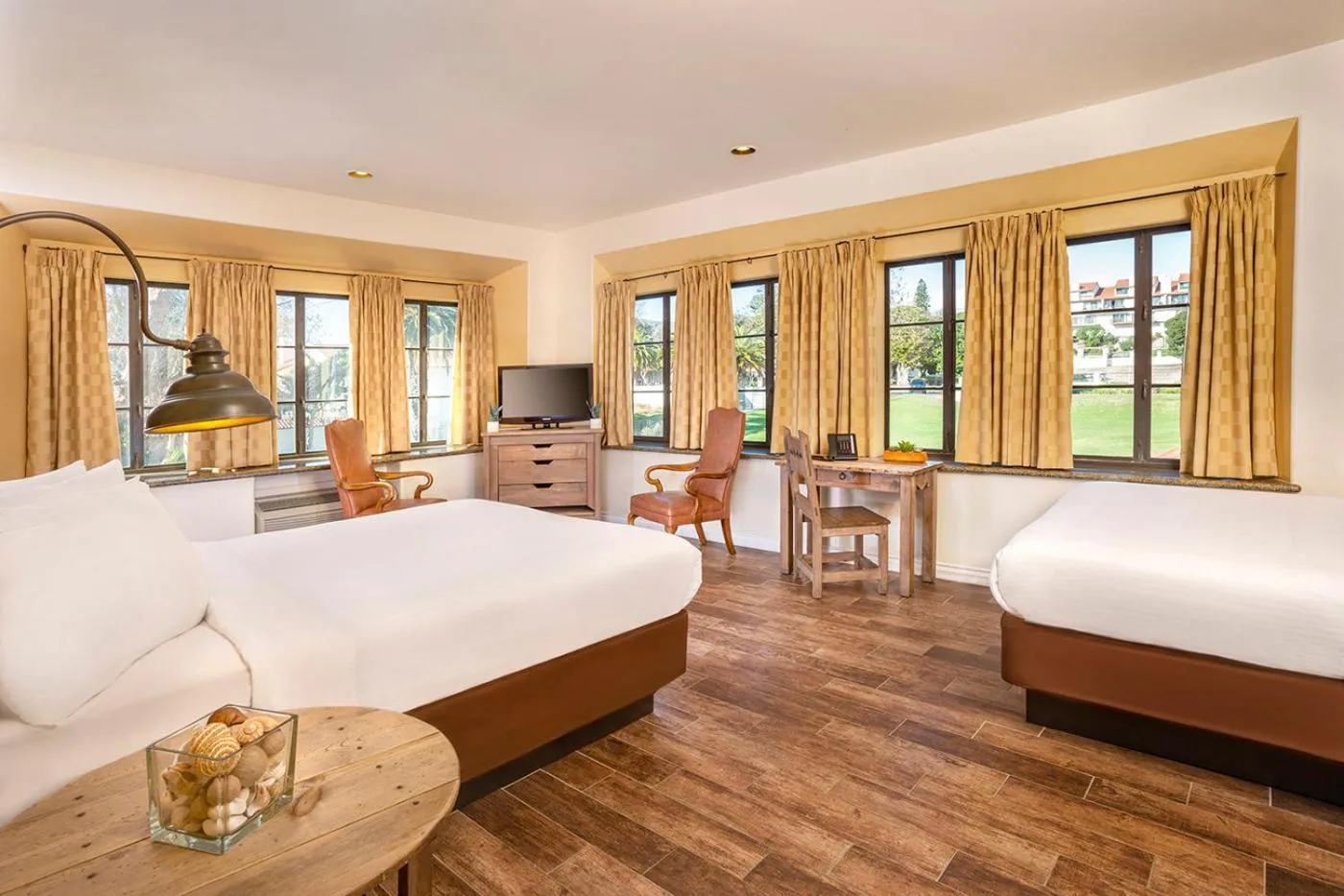 Bedroom, Bed in Clocktower Inn Ventura