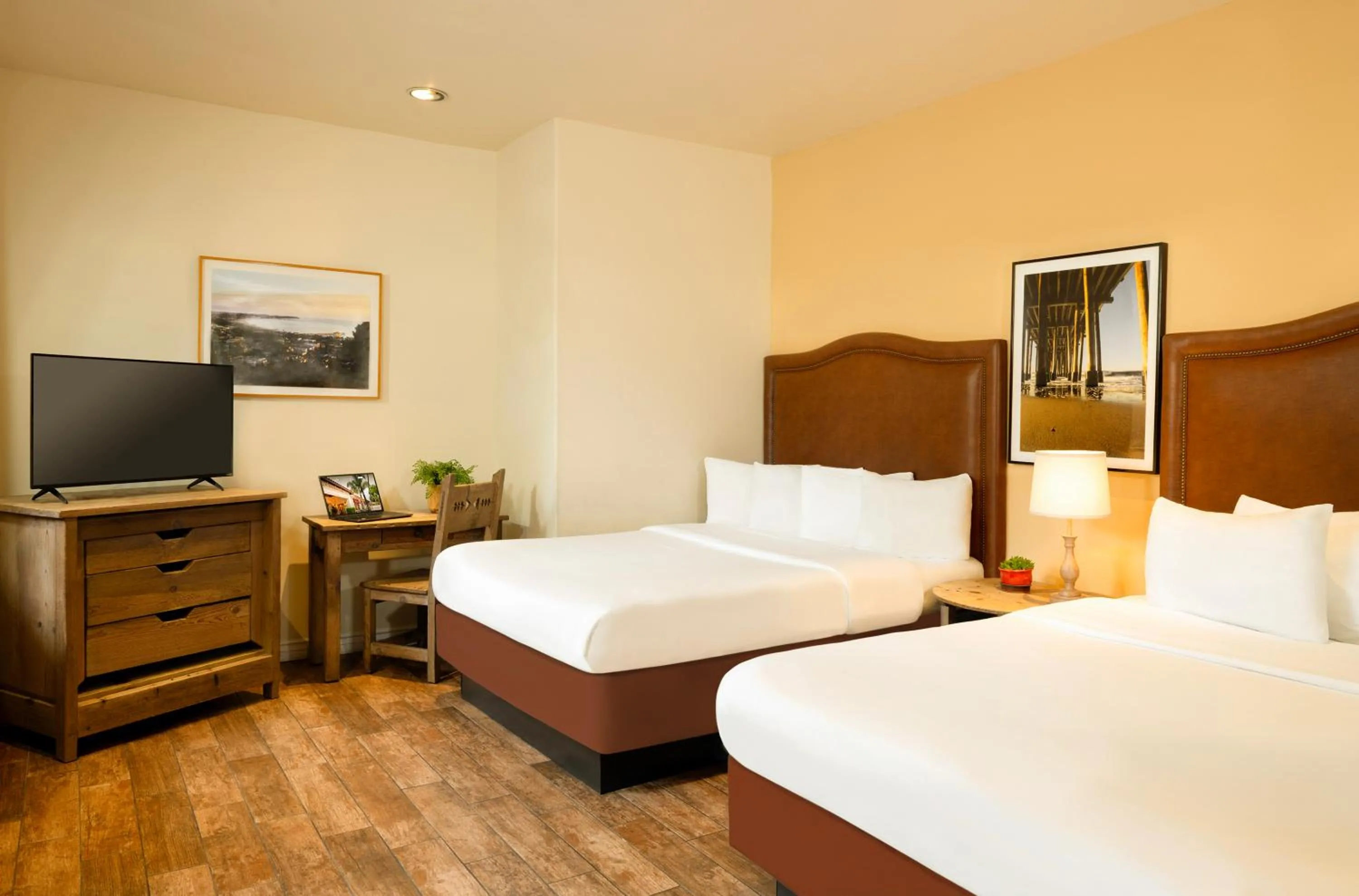 Bed in Clocktower Inn Ventura