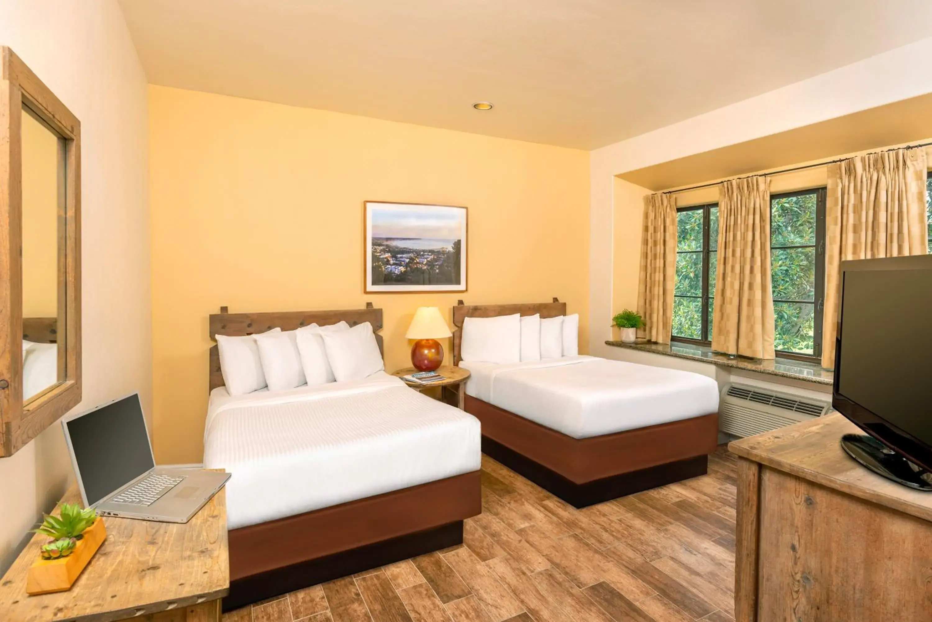 Bedroom, Bed in Clocktower Inn Ventura Bedroom, Bed in Clocktower Inn Ventura