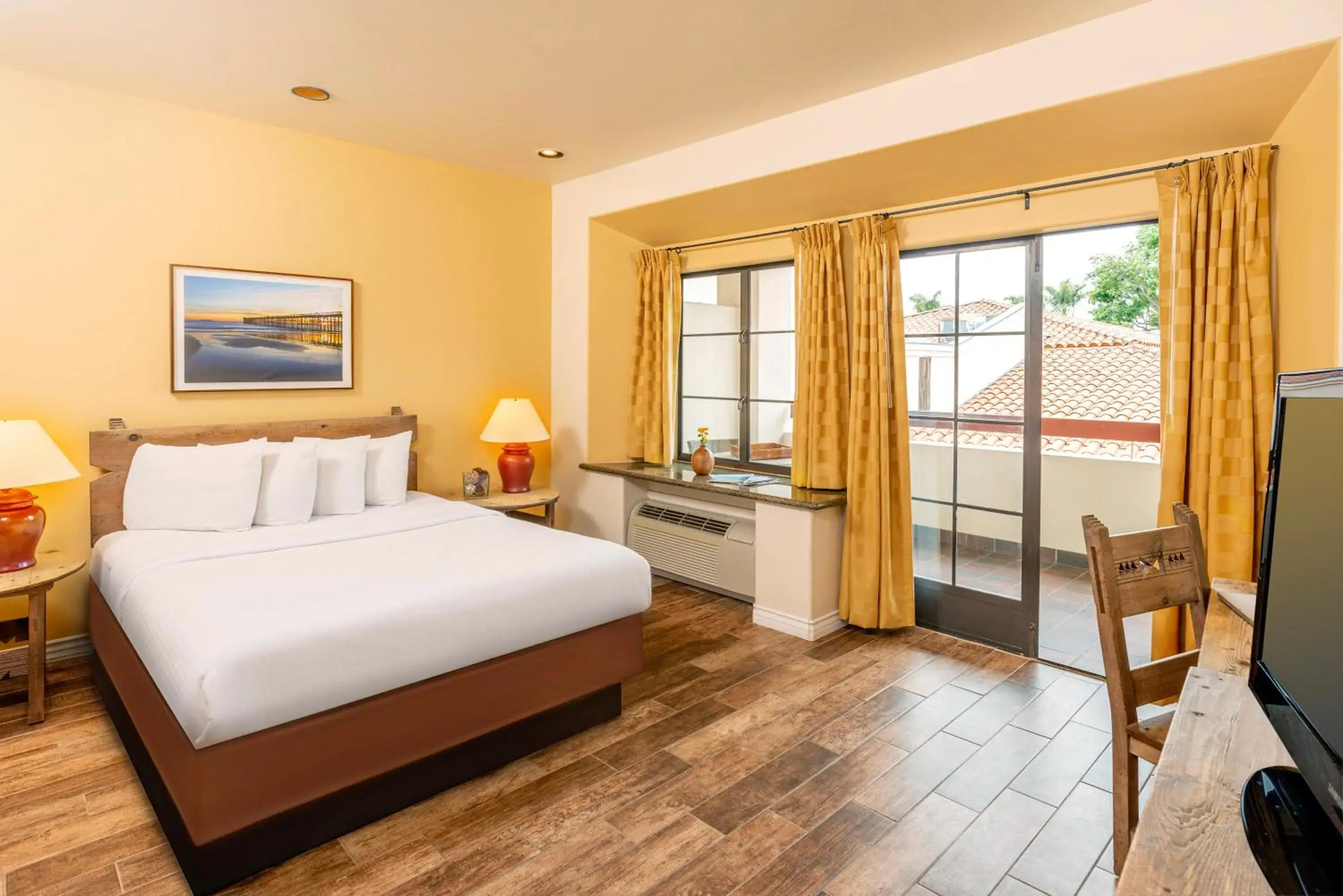 Bedroom, Bed in Clocktower Inn Ventura Bedroom, Bed in Clocktower Inn Ventura