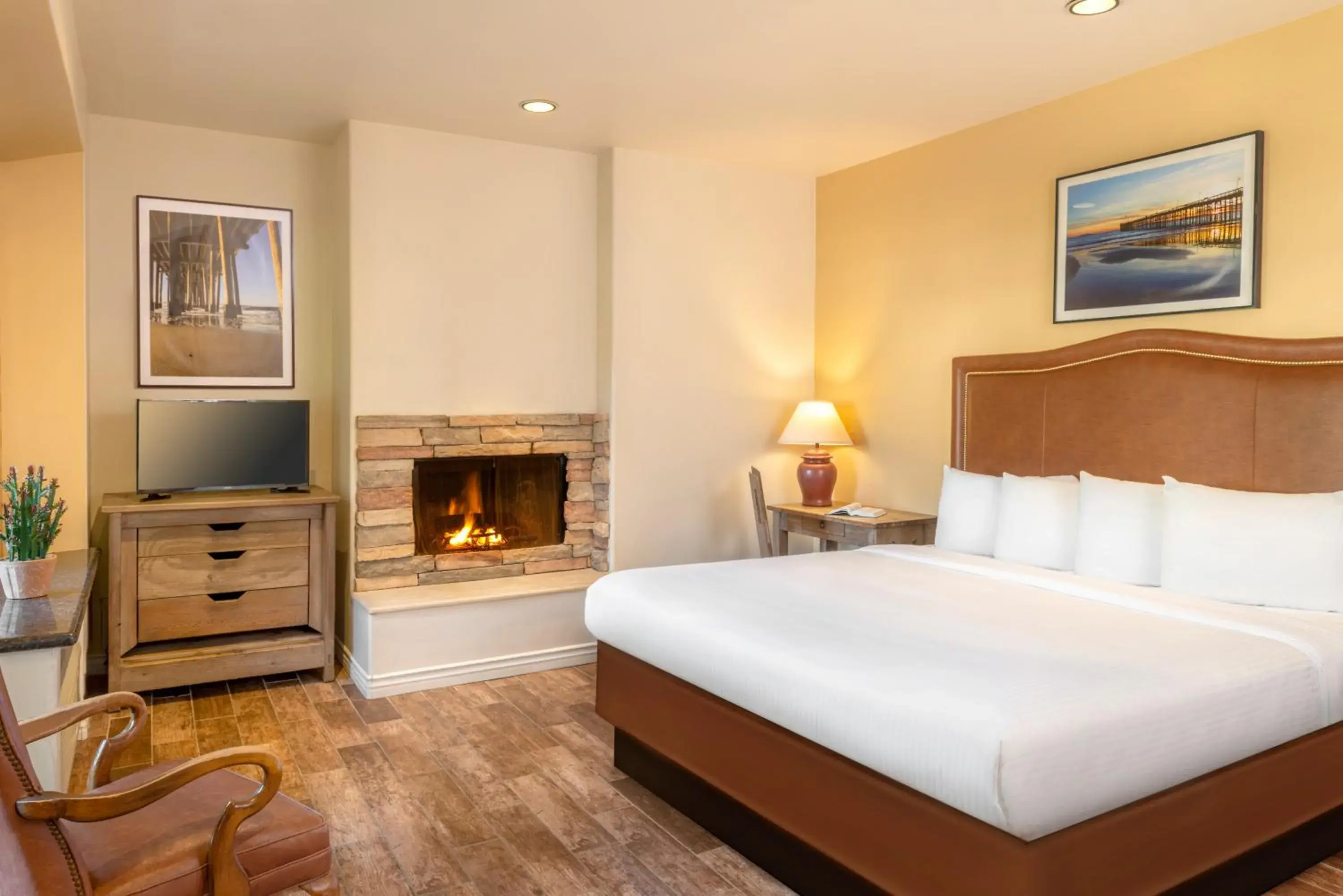 Bedroom, Bed in Clocktower Inn Ventura Bedroom, Bed in Clocktower Inn Ventura