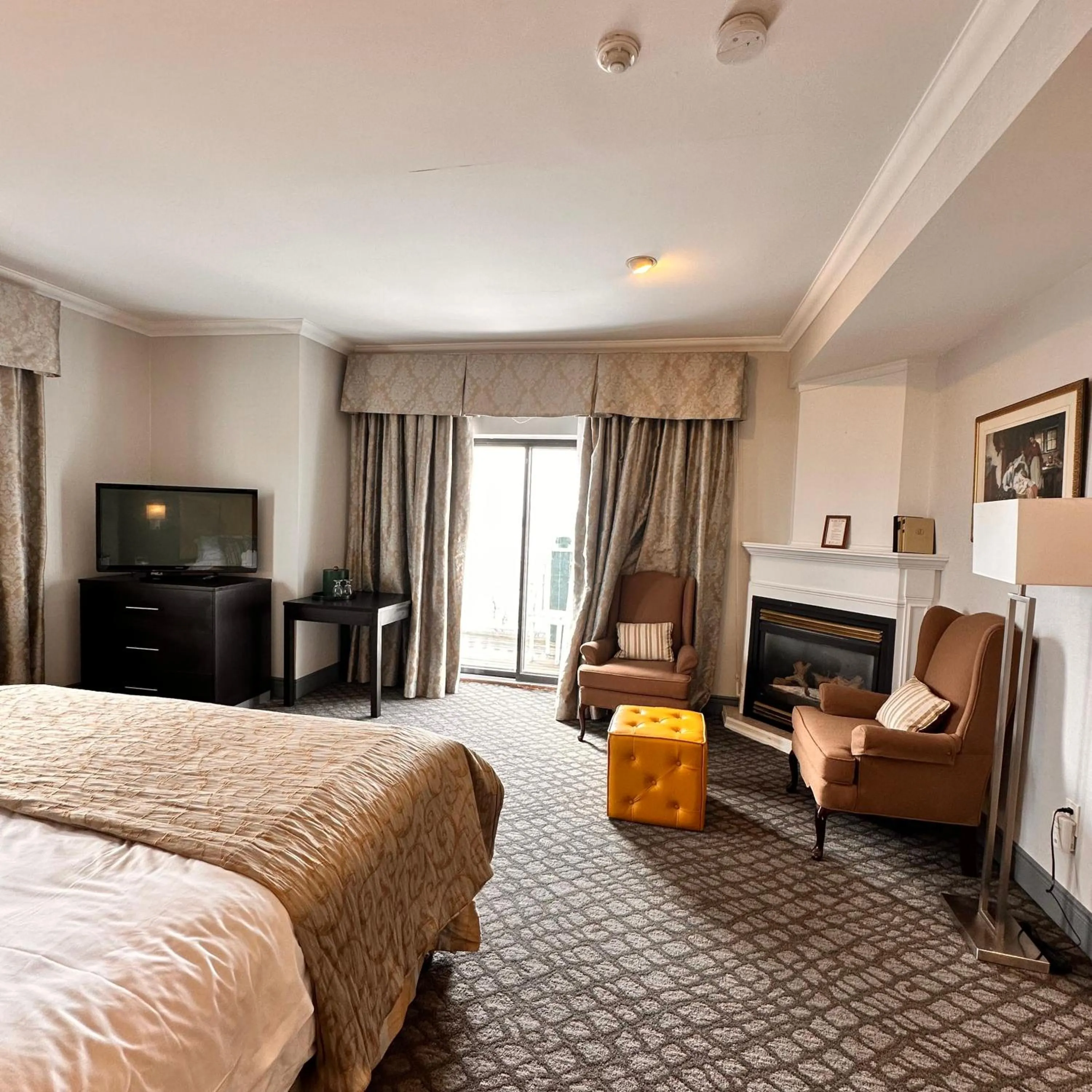 Bed in The Gananoque Inn