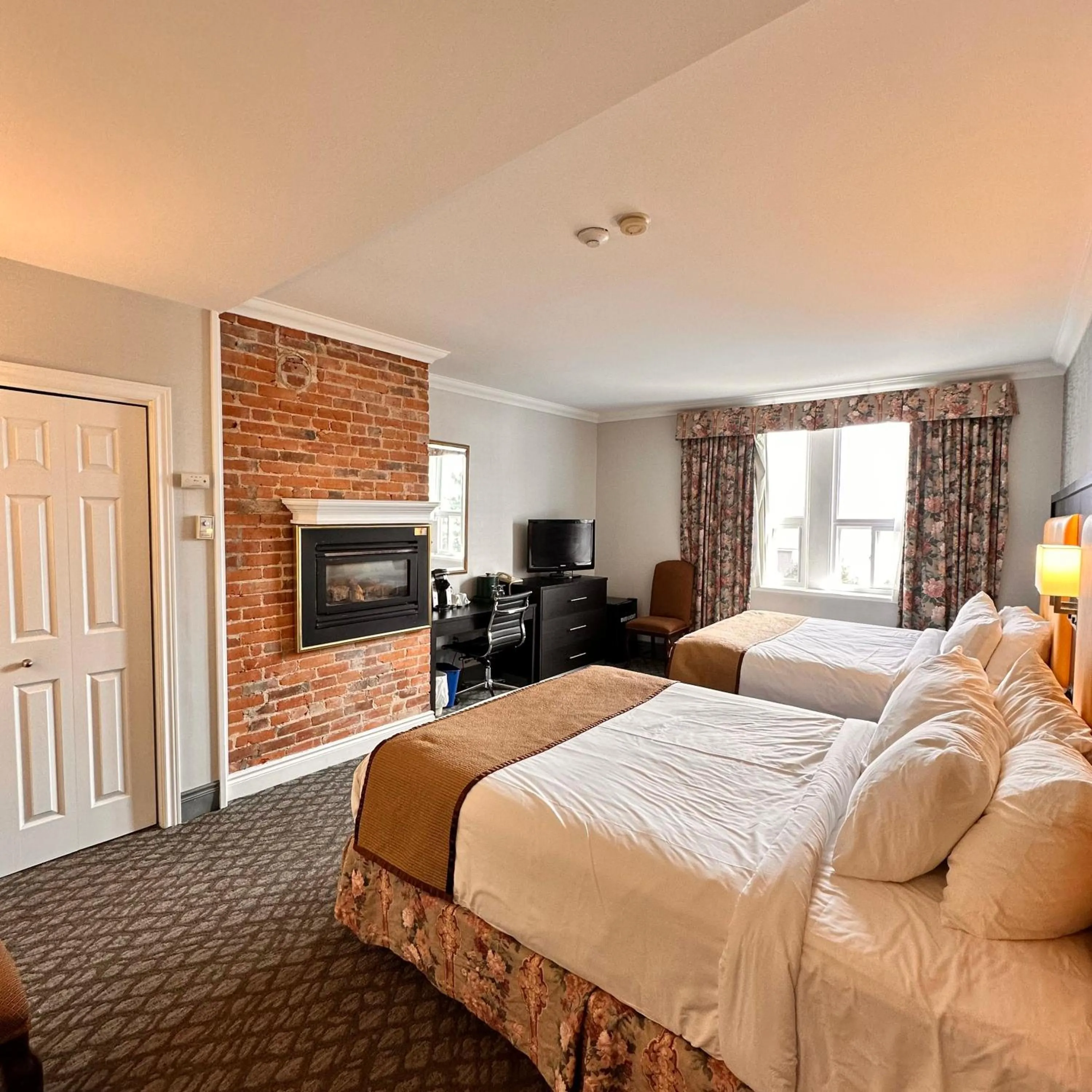 Bed in The Gananoque Inn