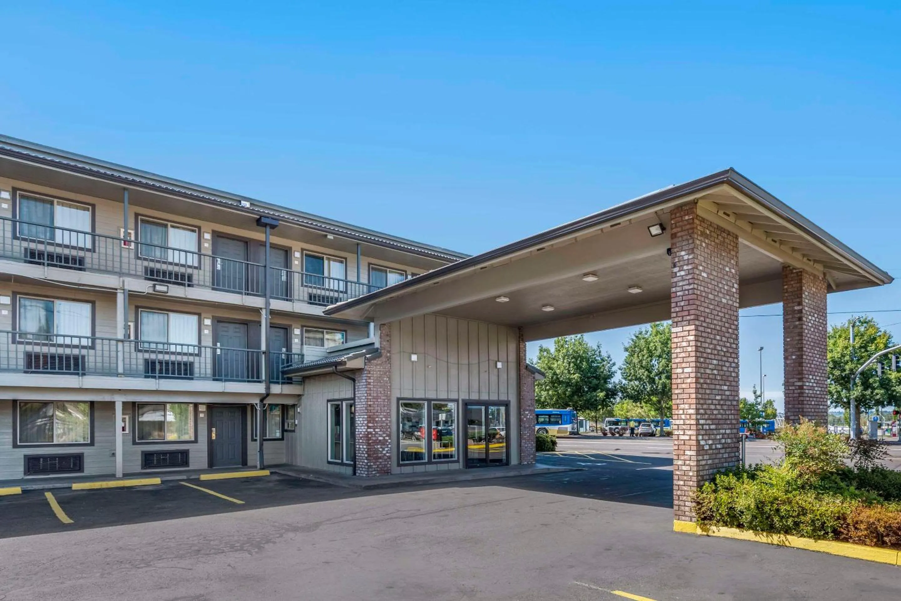 Property building in Econo Lodge Portland Airport