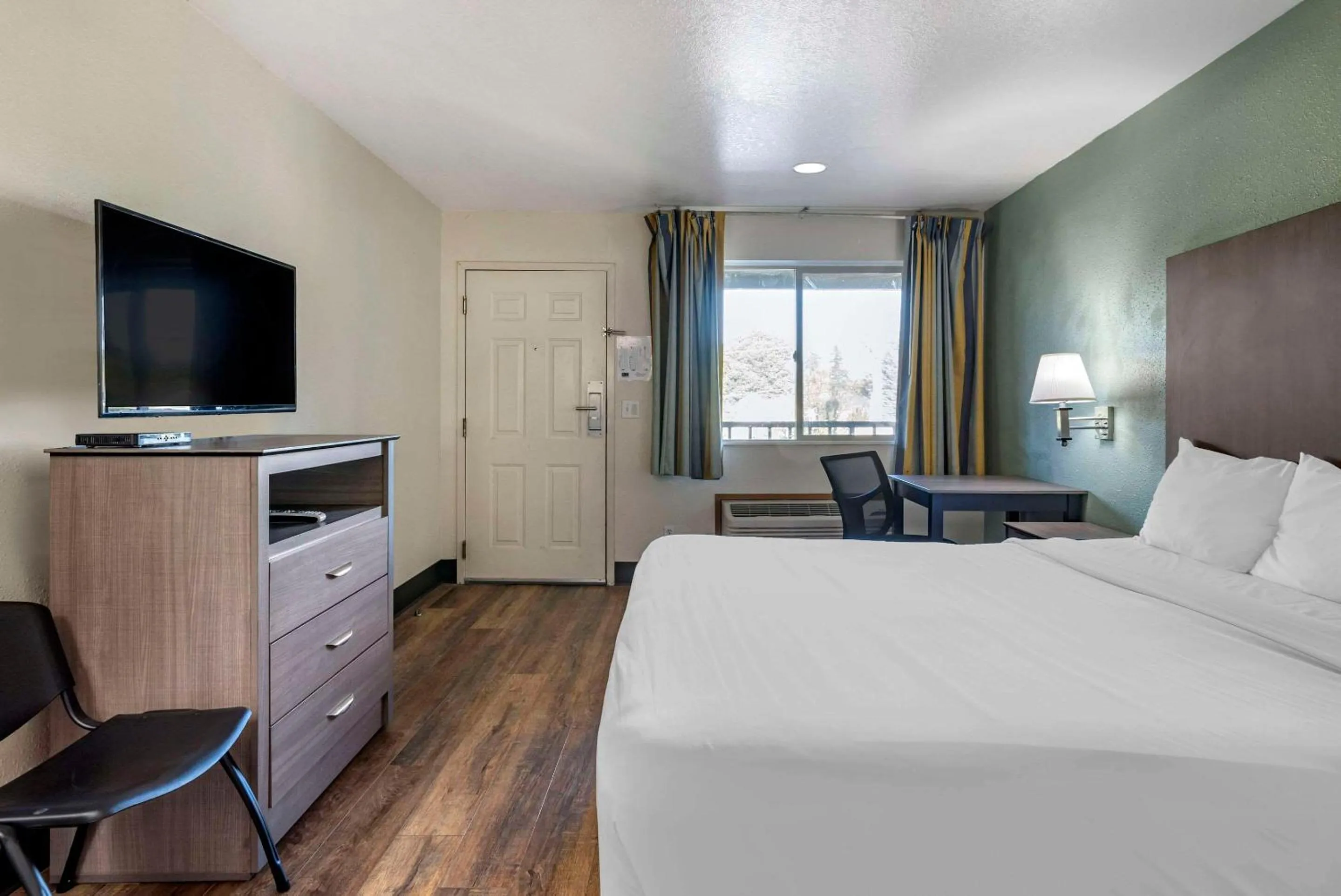 Bedroom, Bed in Econo Lodge Portland Airport