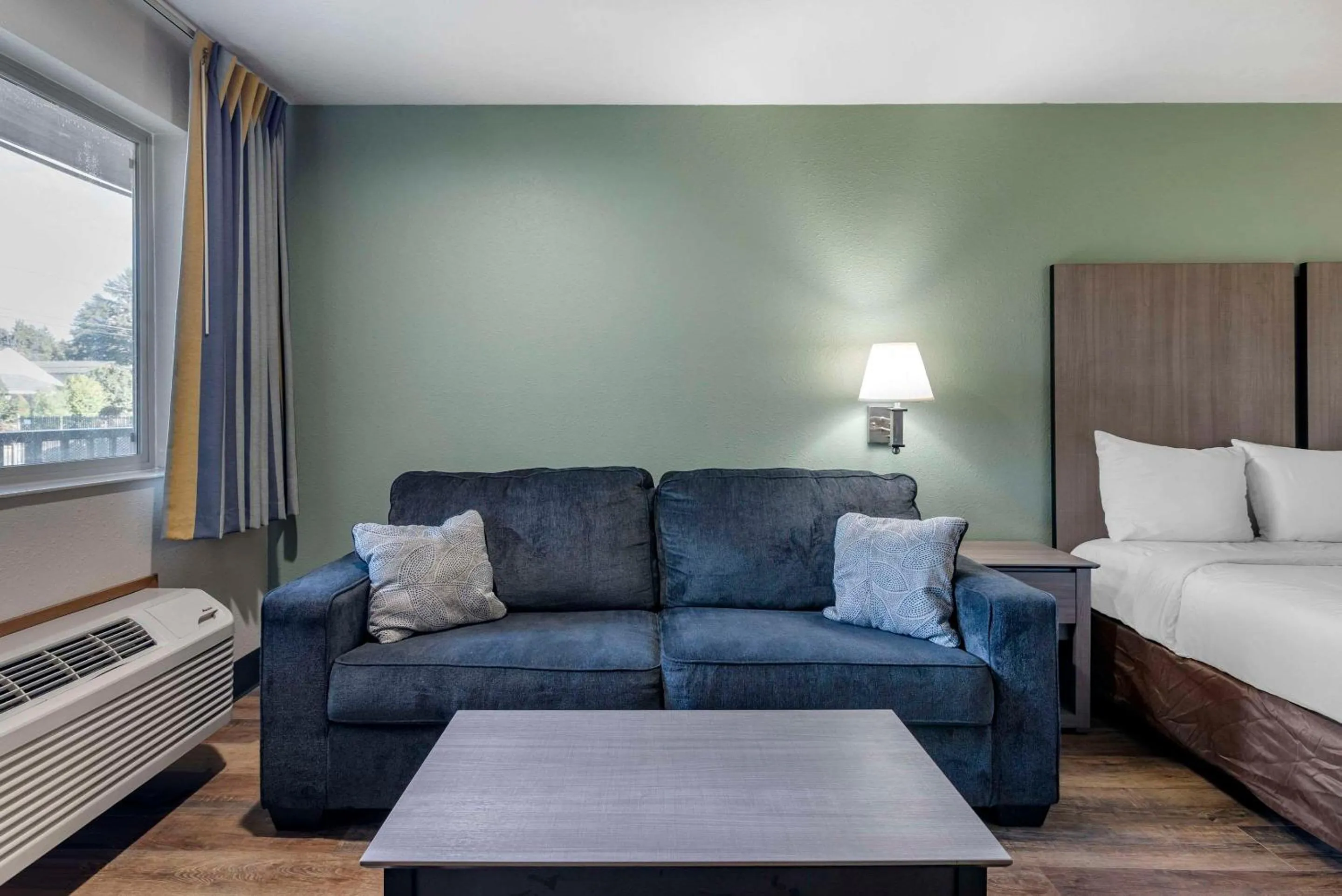 Bedroom, Bed in Econo Lodge Portland Airport