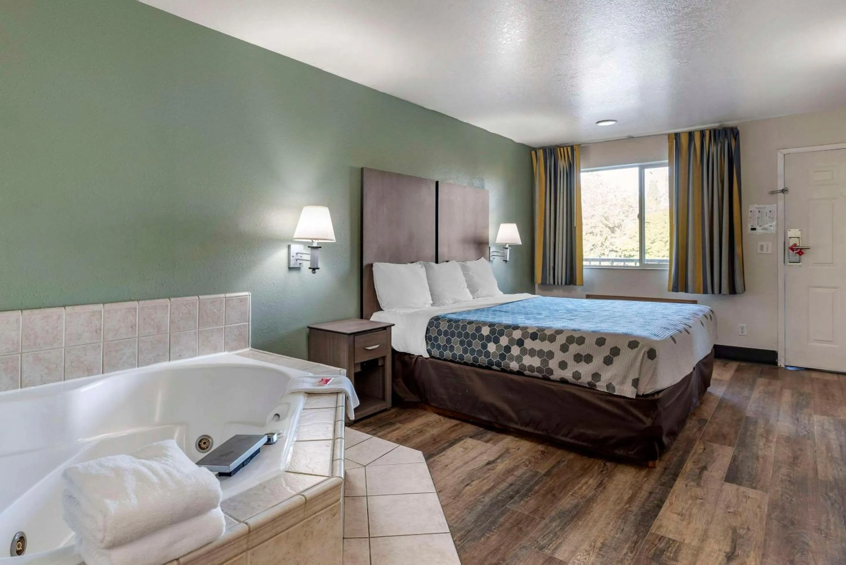 Bedroom, Bed in Econo Lodge Portland Airport