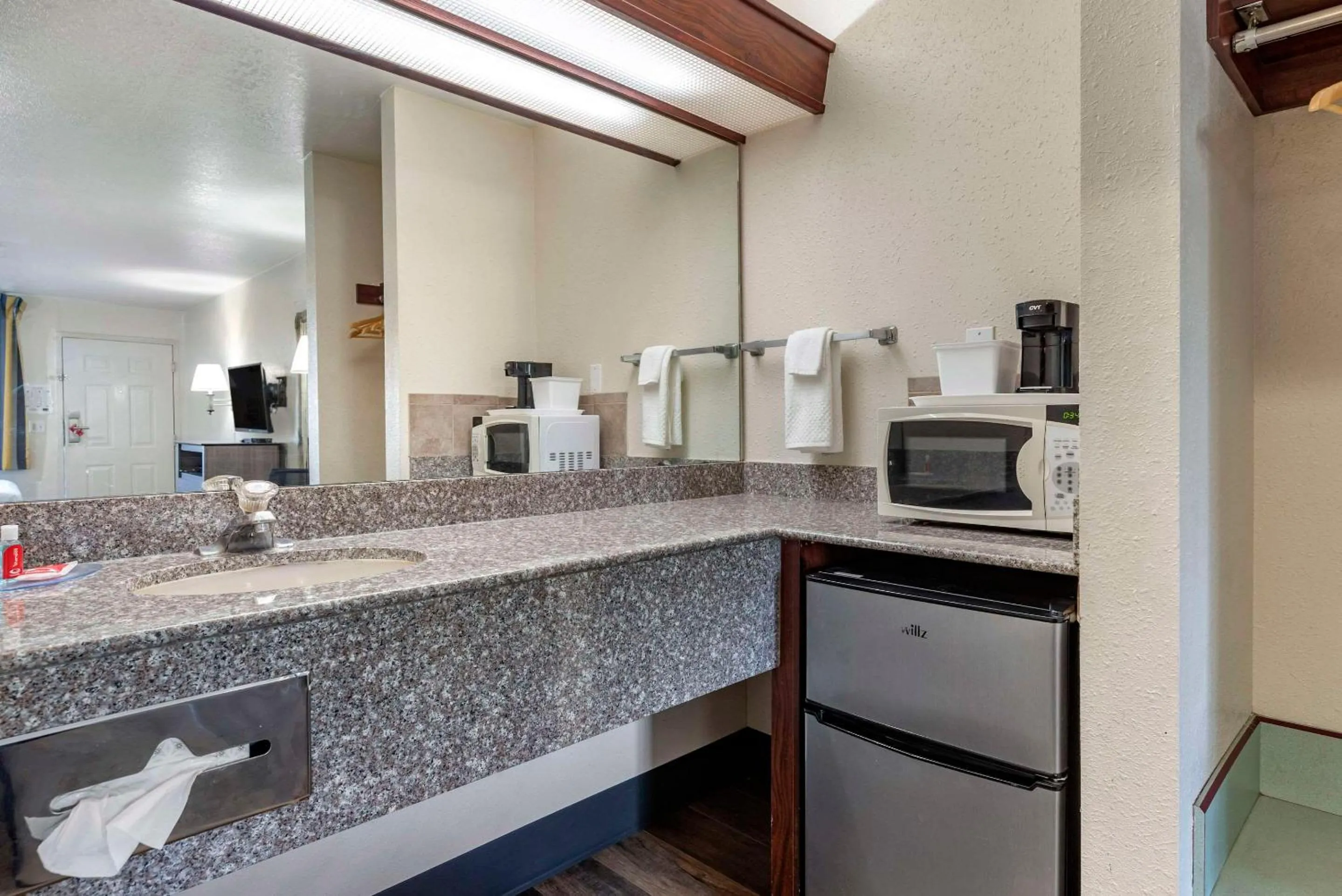 Bedroom in Econo Lodge Portland Airport