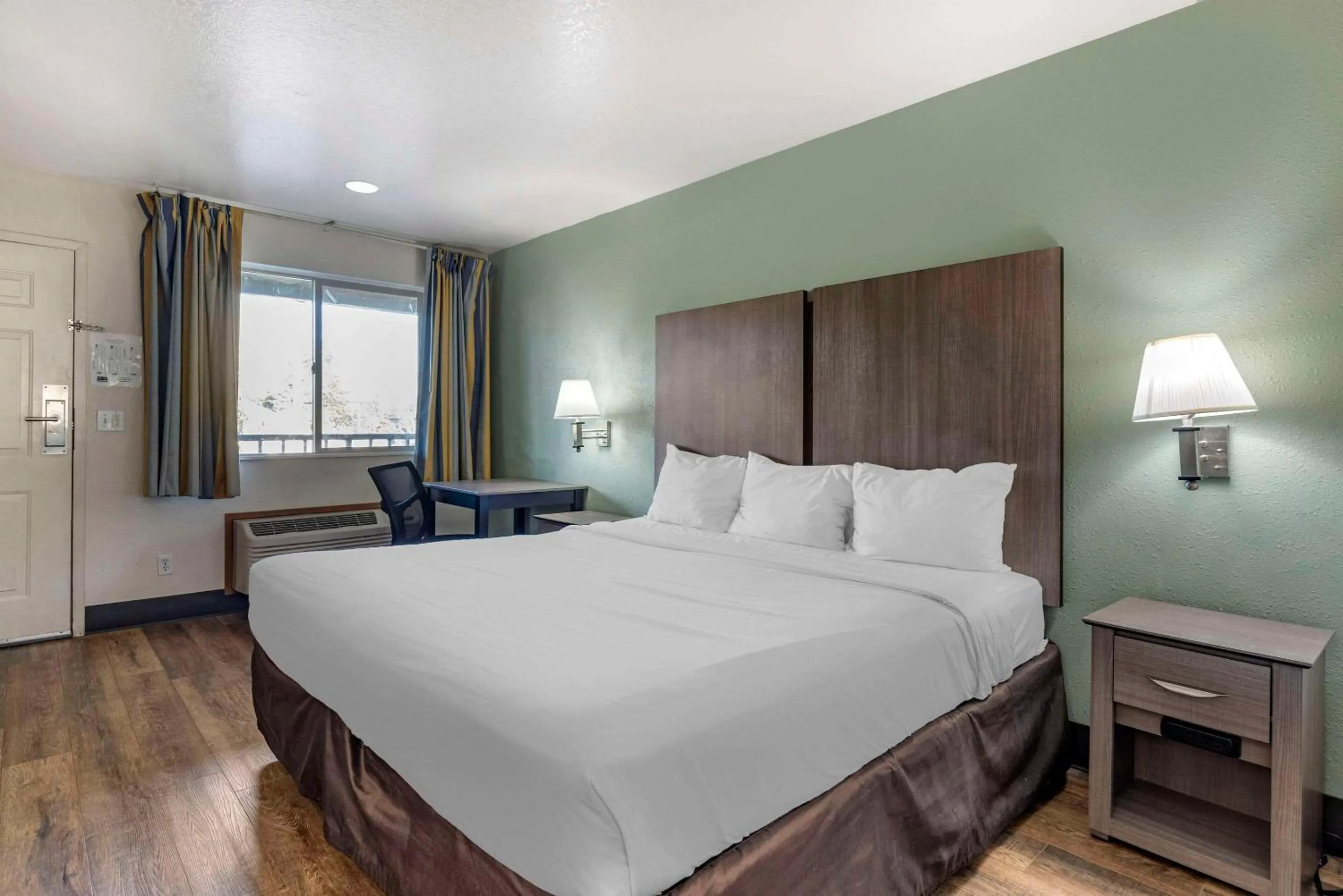 Bedroom, Bed in Econo Lodge Portland Airport