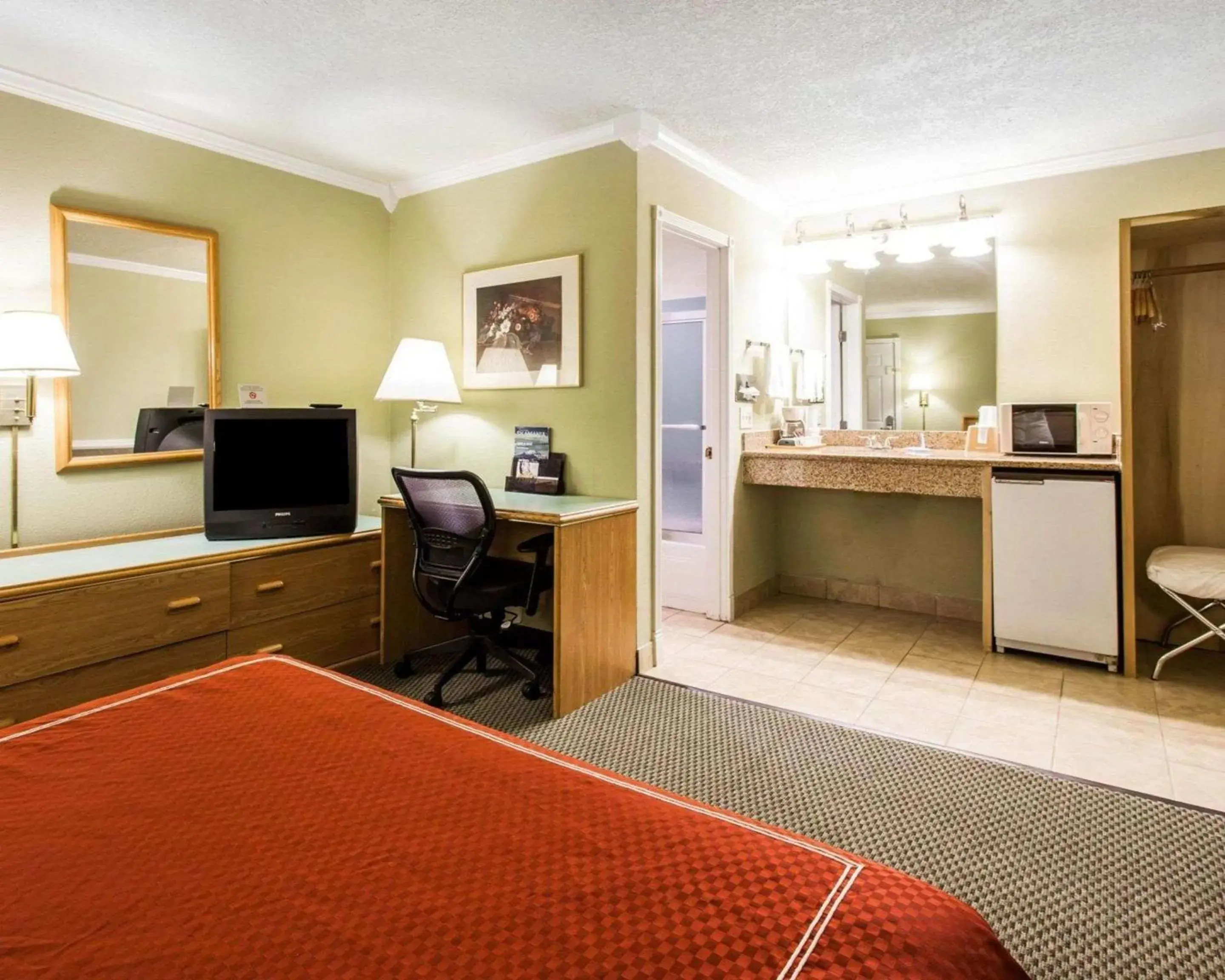 Queen Room in Rodeway Inn Queen Room in Rodeway Inn