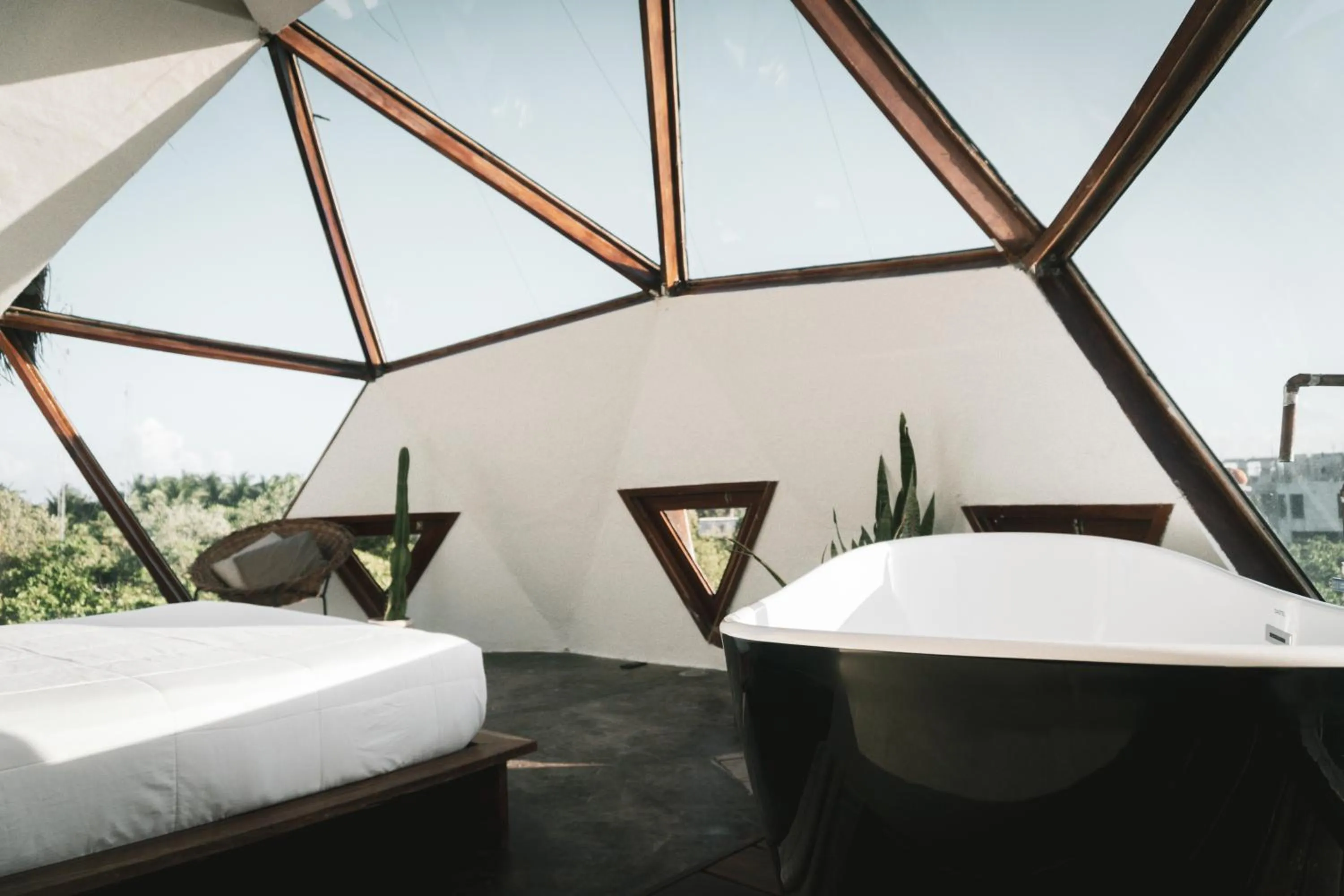 Bath, Bed in Mamasan Treehouses & Cabins