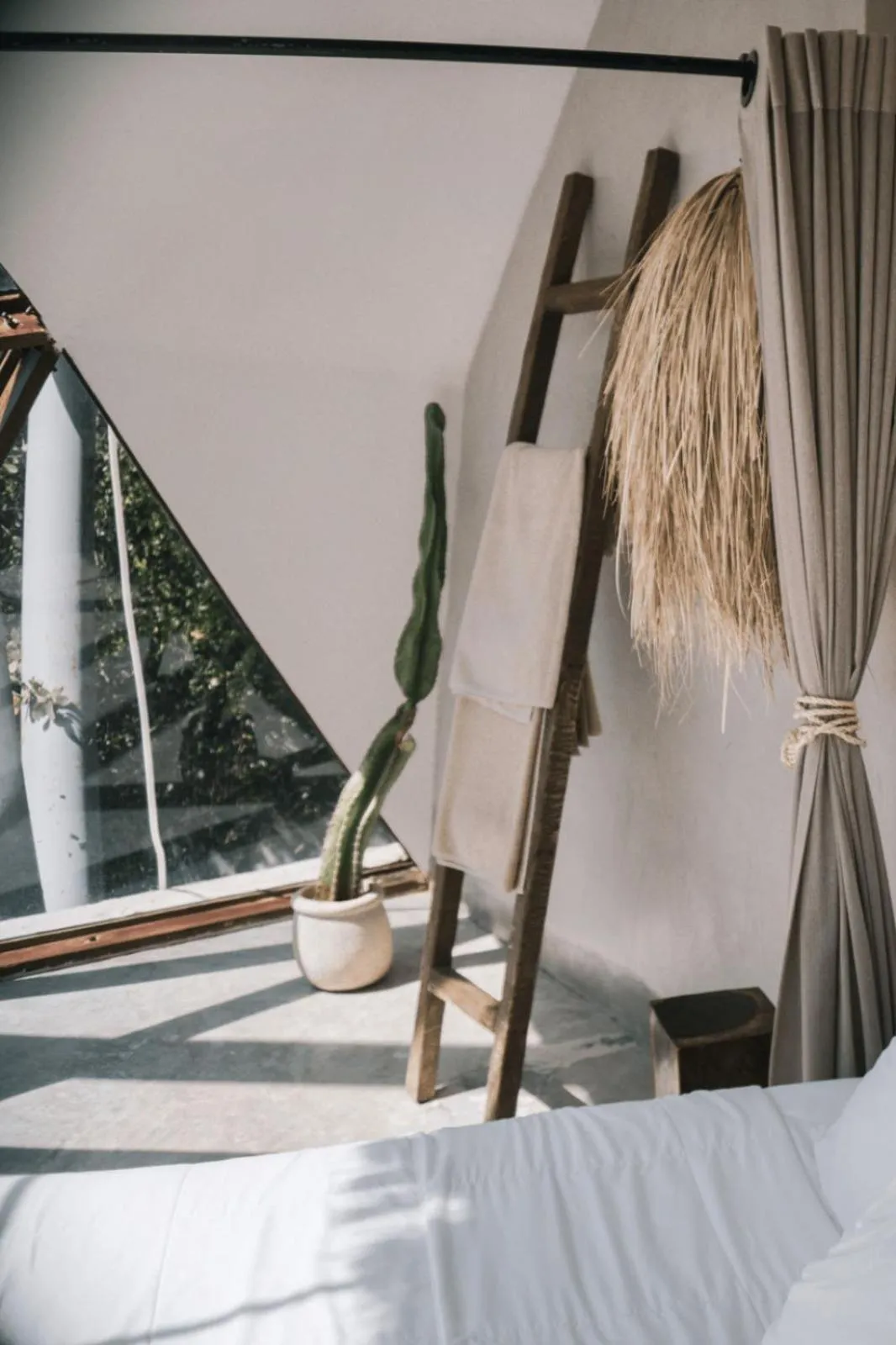 Bed in Mamasan Treehouses & Cabins