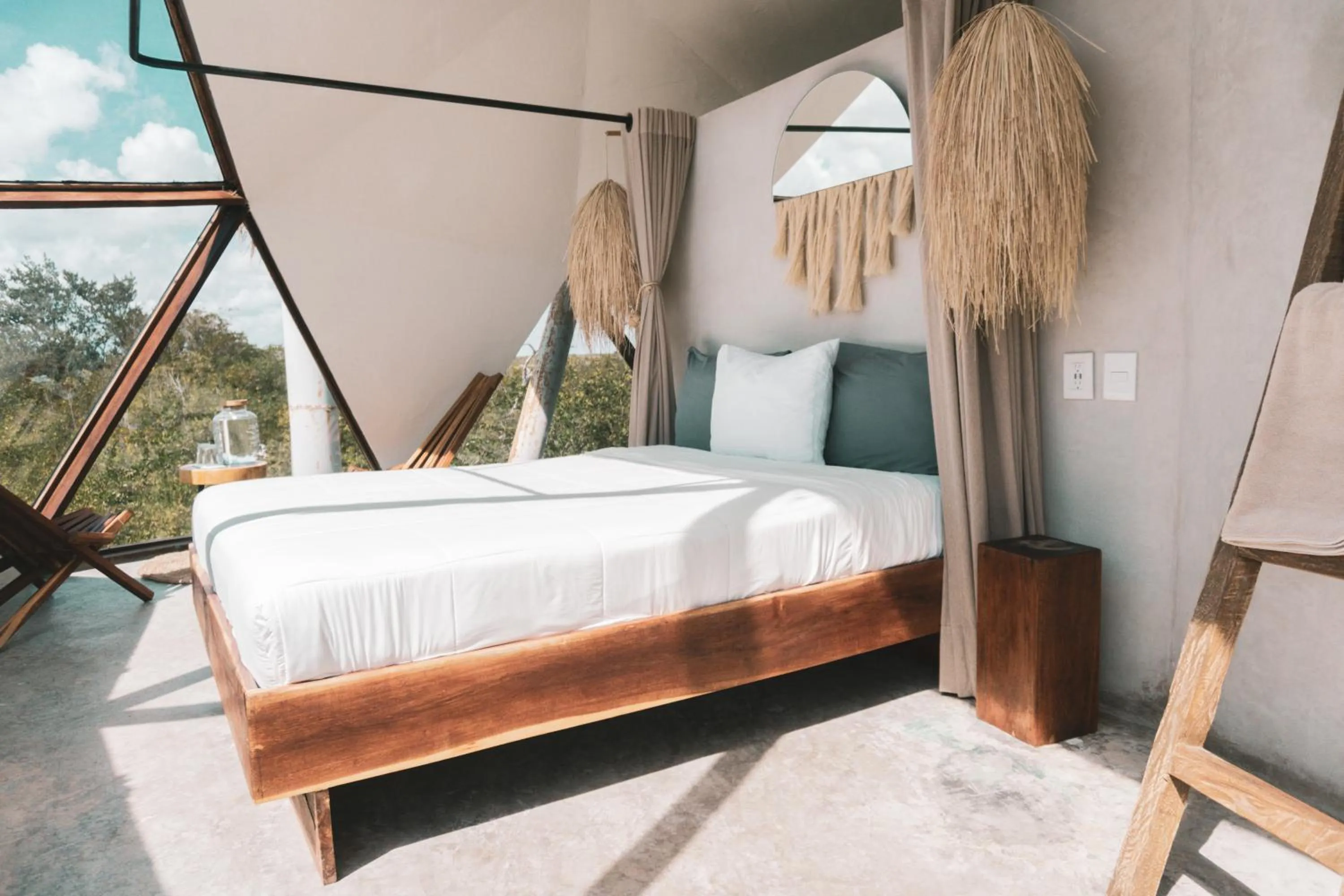 Bed in Mamasan Treehouses & Cabins