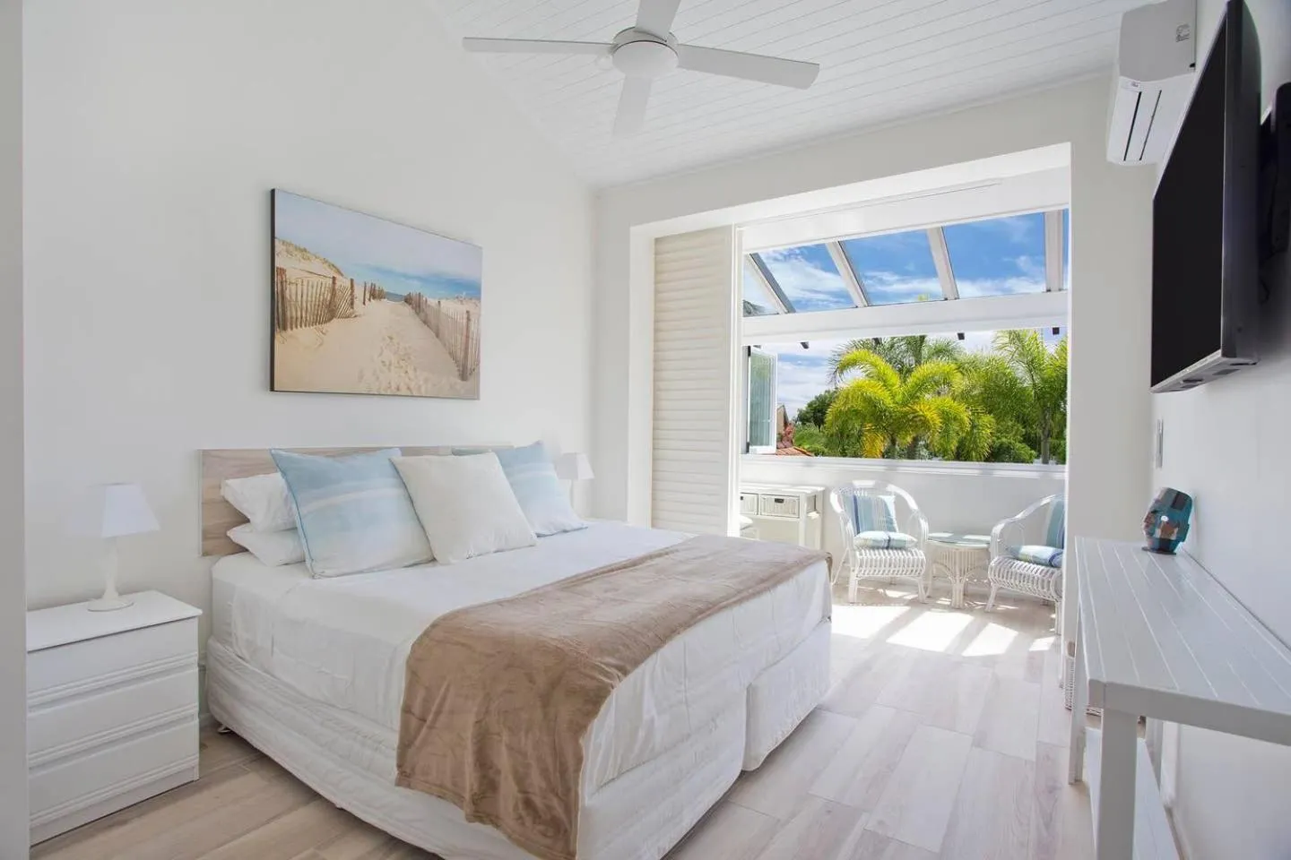 Balcony/Terrace, Bed in Noosa Boutique Apartments & Elkhorn Villas