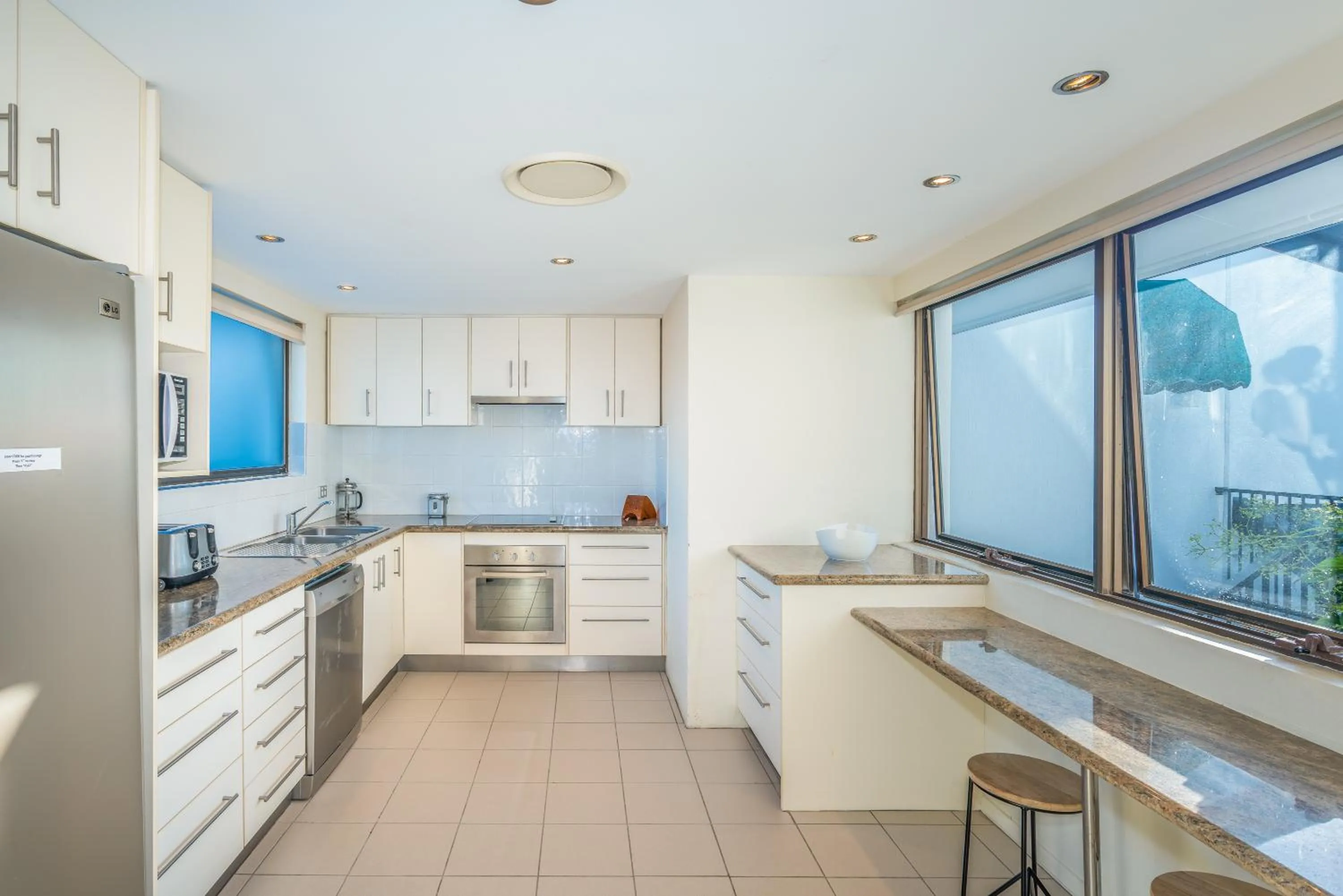 Kitchen or kitchenette in Noosa Boutique Apartments & Elkhorn Villas
