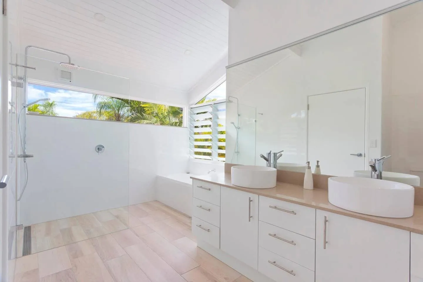 Bathroom in Noosa Boutique Apartments & Elkhorn Villas
