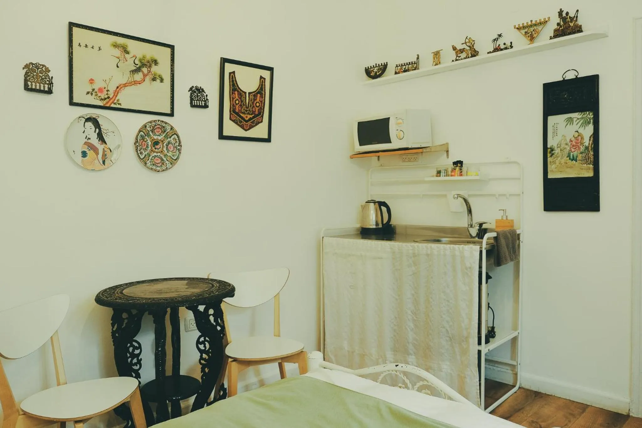 Kitchen or kitchenette, Bed in Tzefania Hotel