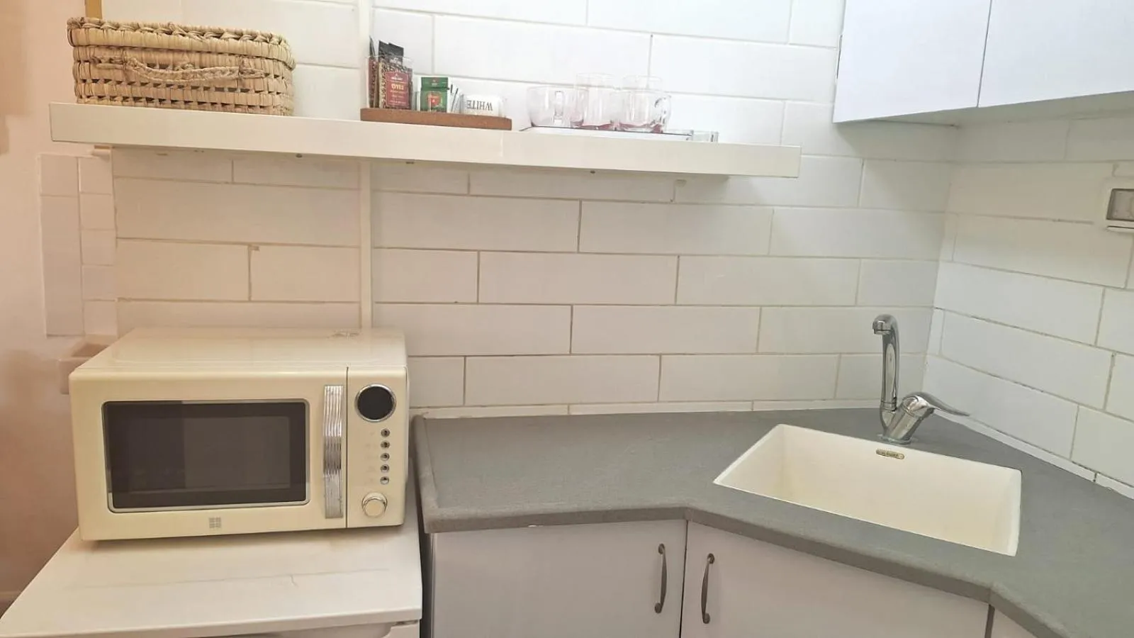 Coffee/tea facilities in Tzefania Hotel