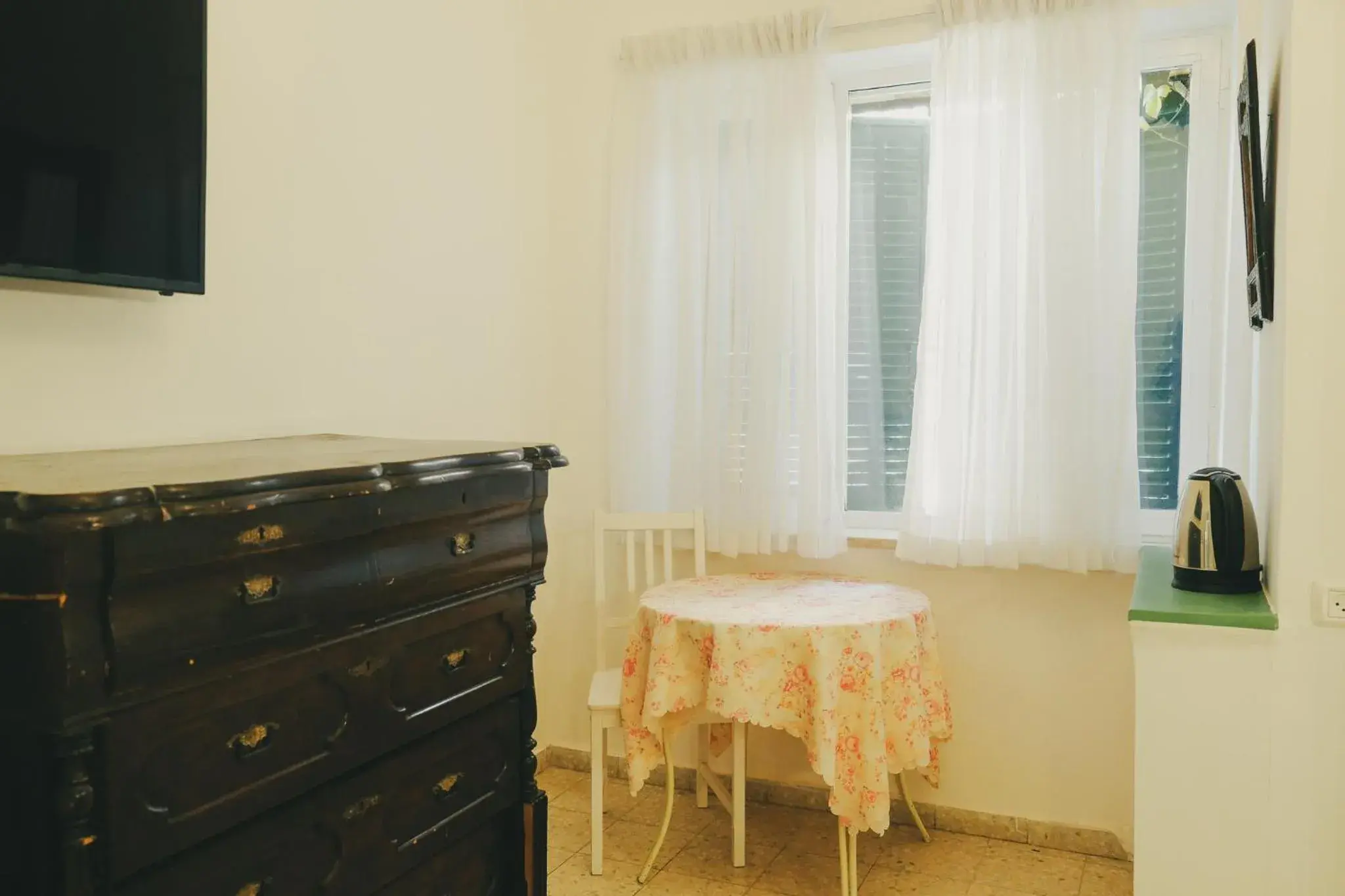 Family Room with Balcony in Tzefania Hotel Family Room with Balcony in Tzefania Hotel