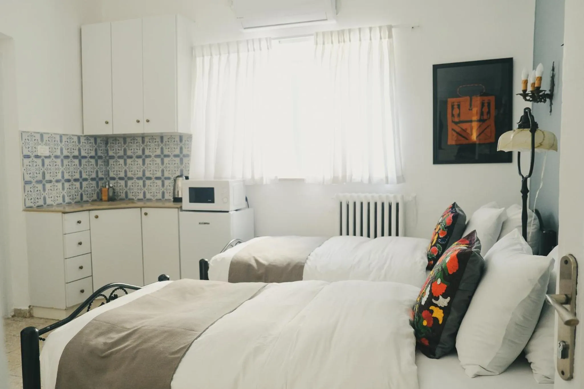 Kitchen or kitchenette, Bed in Tzefania Hotel