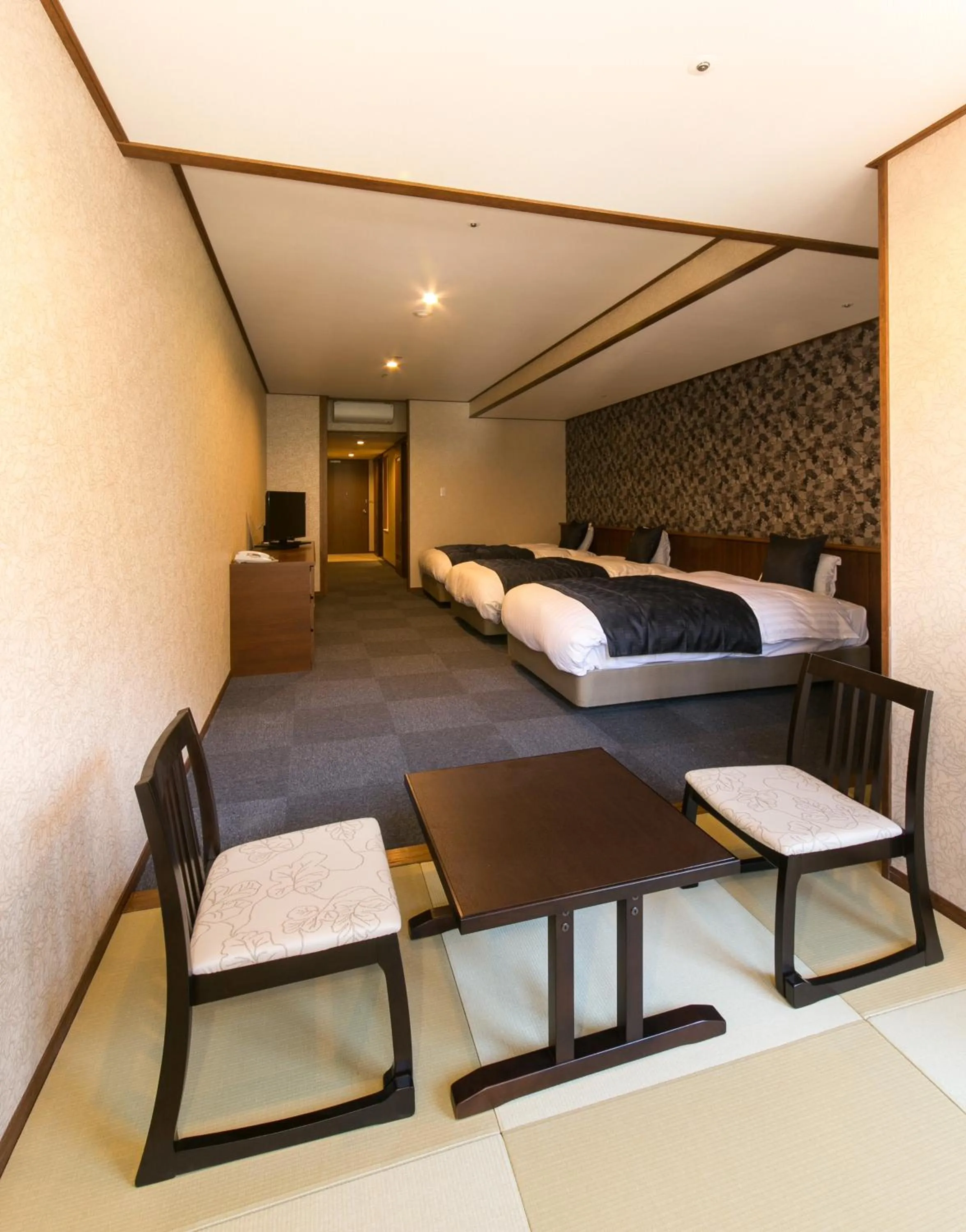 Photo of the whole room, Bed in Suimeikan