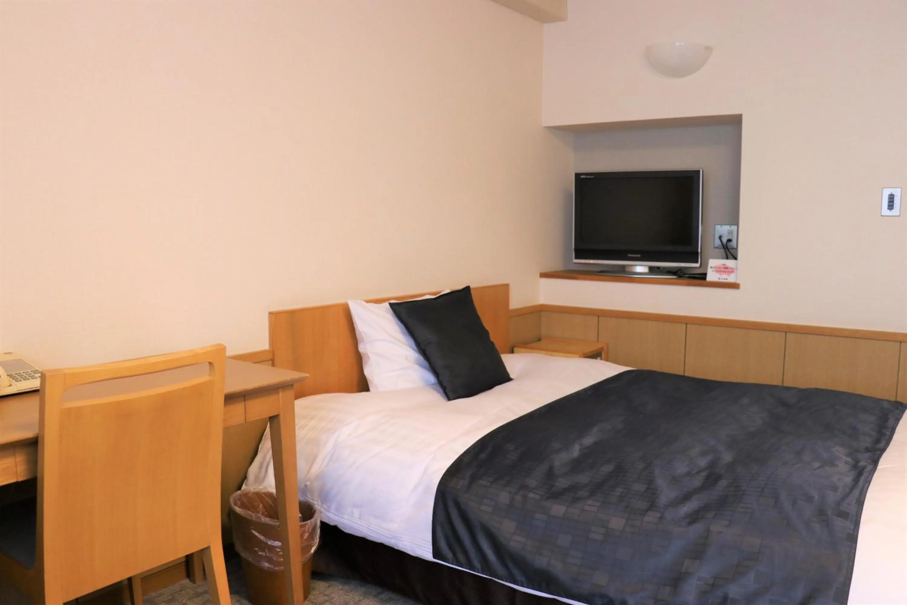 Photo of the whole room, Bed in Suimeikan