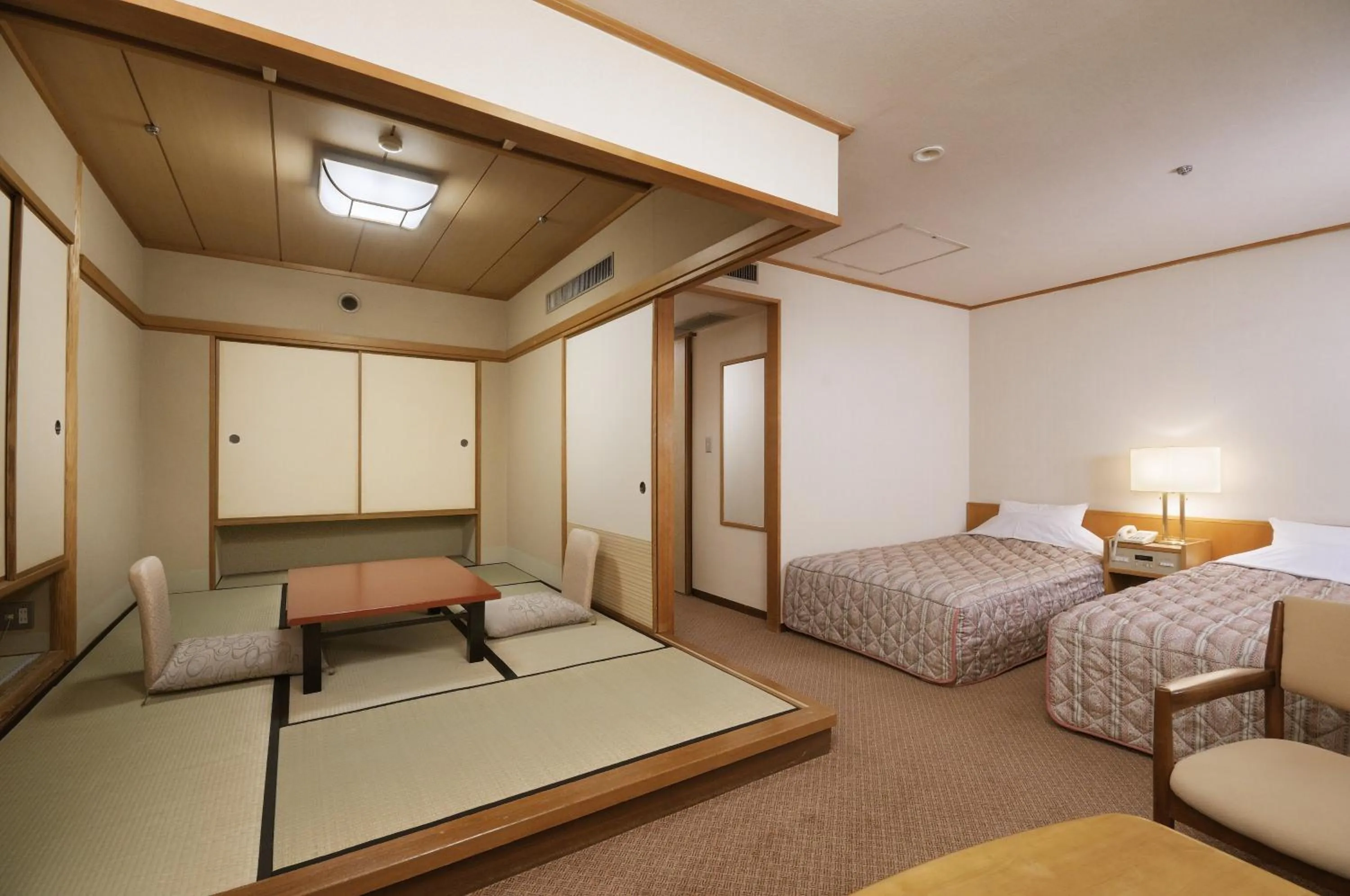 Photo of the whole room, Bed in Suimeikan