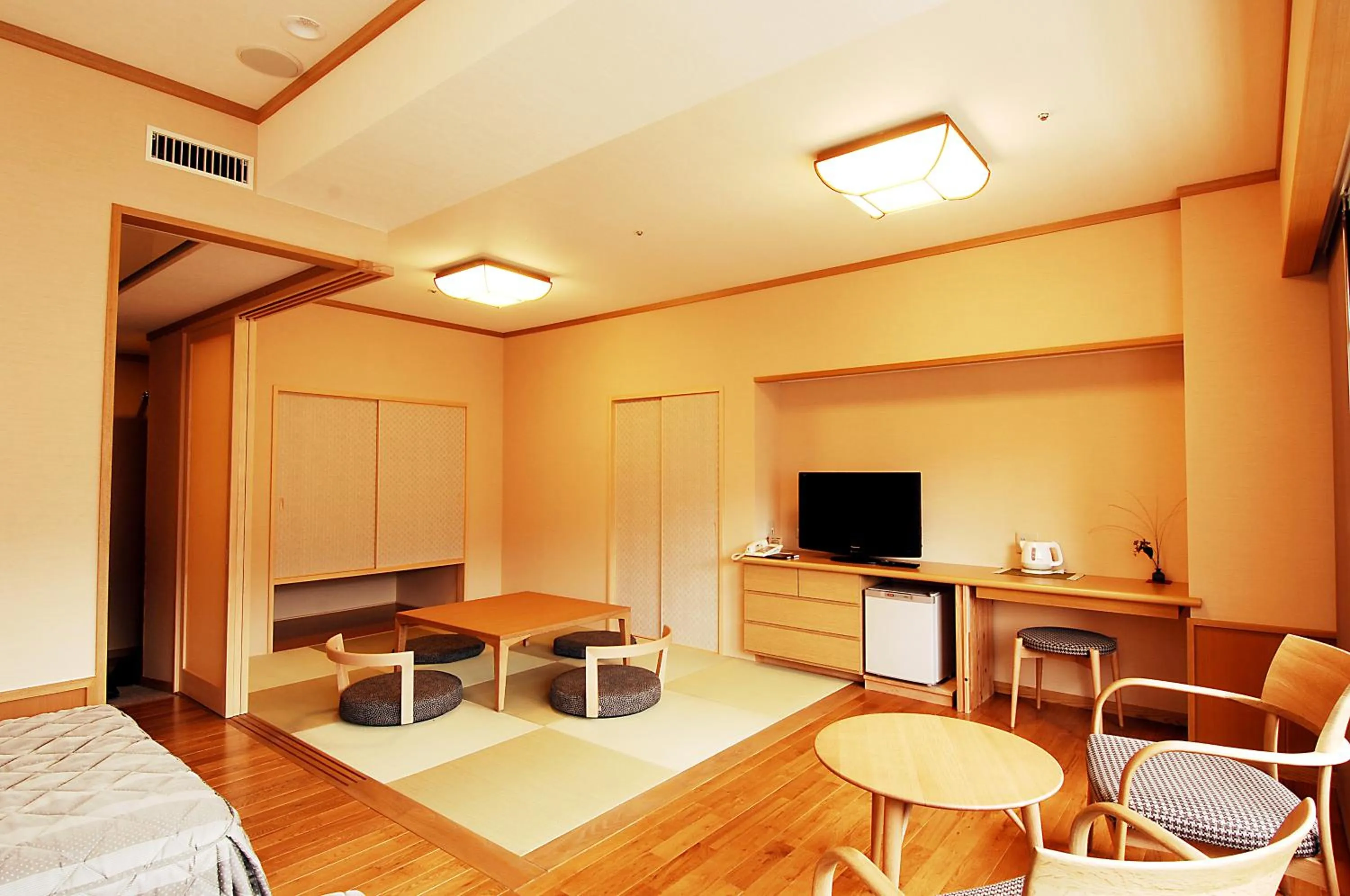 Photo of the whole room in Suimeikan