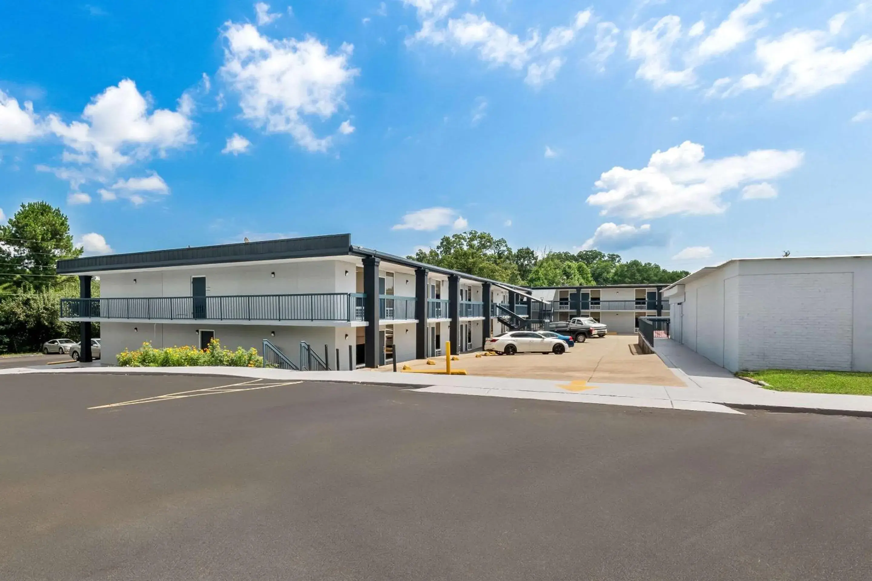 Property building in Rodeway Inn Dalton South Property building in Rodeway Inn Dalton South