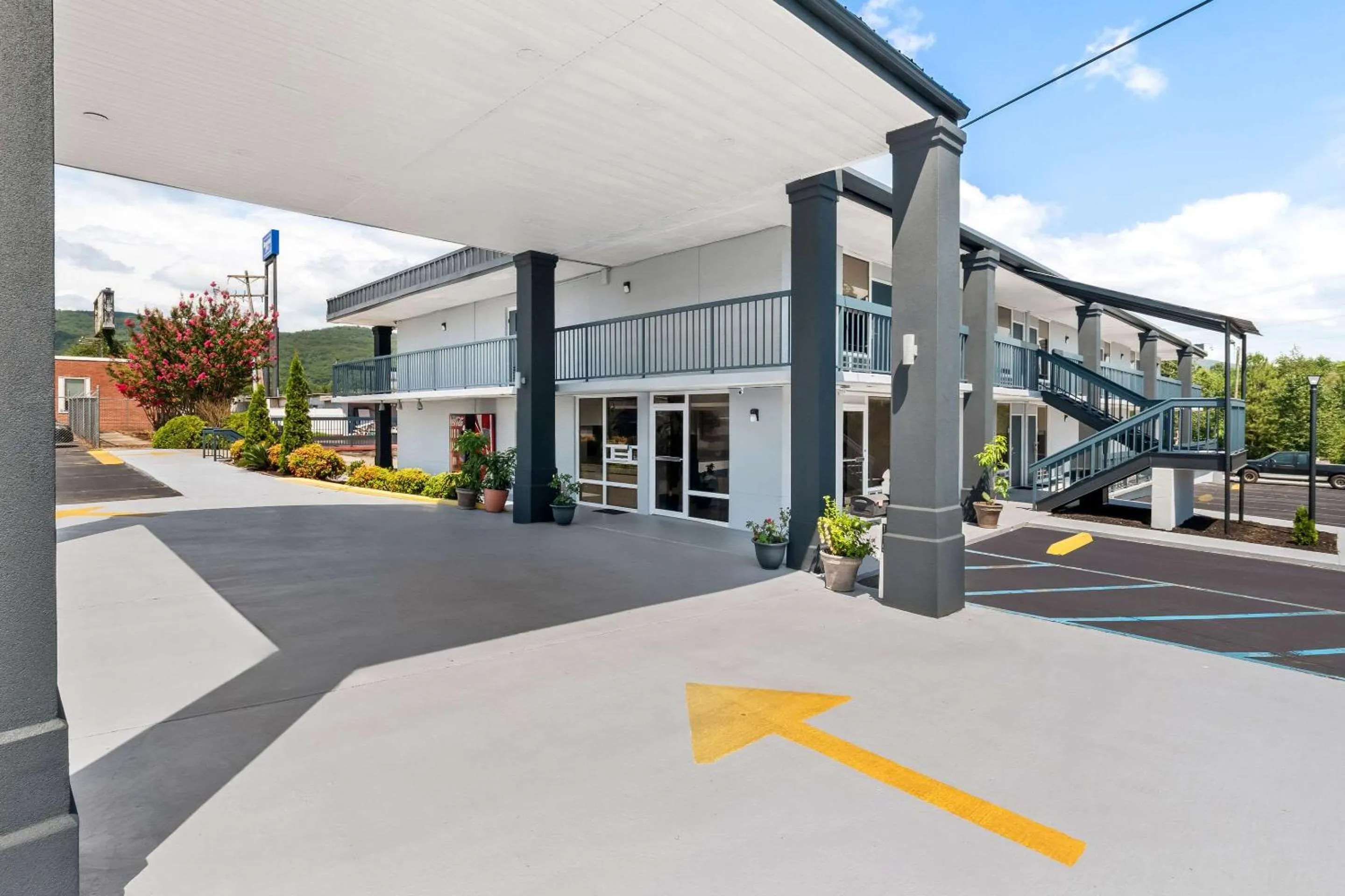 Property building in Rodeway Inn Dalton South