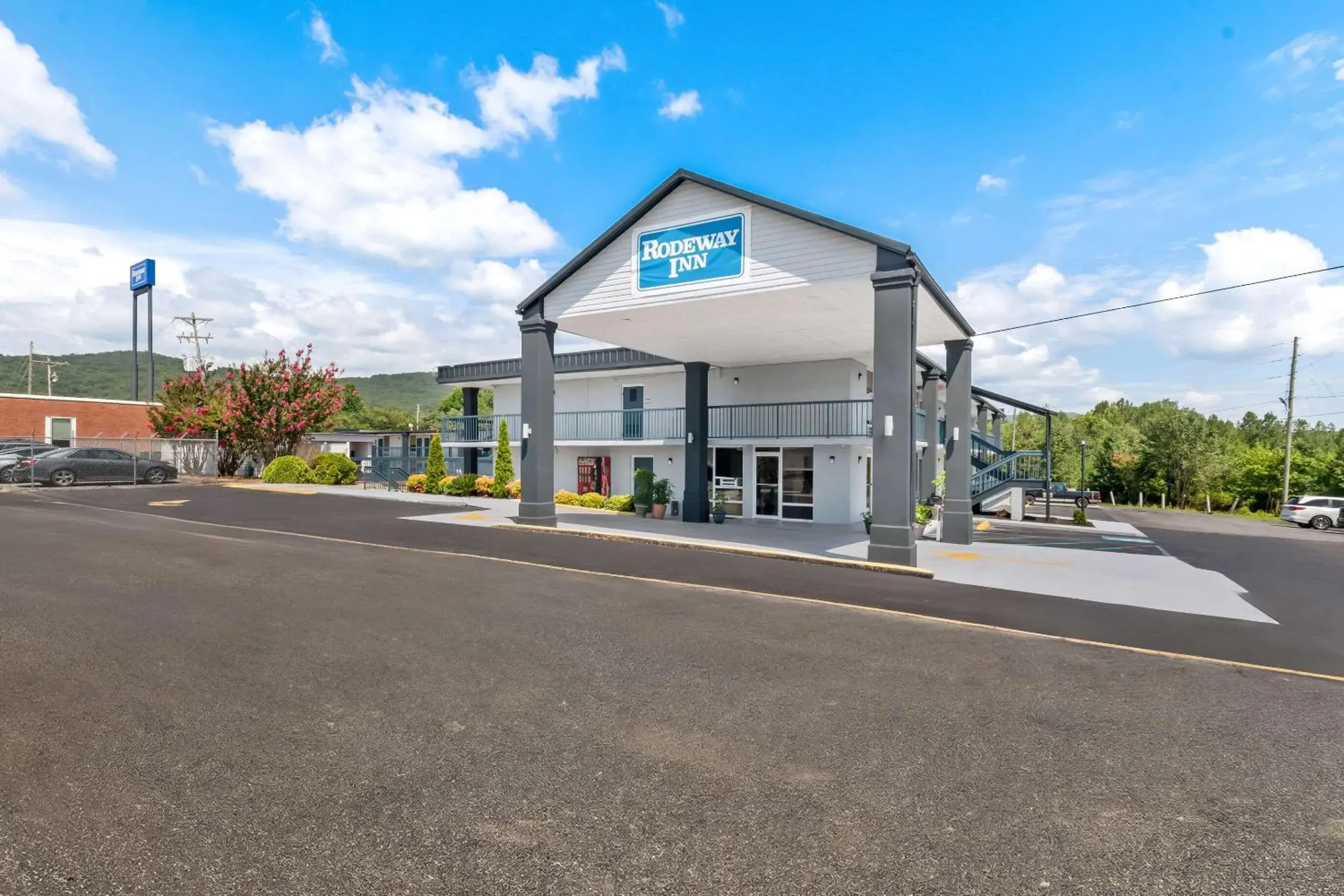 Property building in Rodeway Inn Dalton South Property building in Rodeway Inn Dalton South