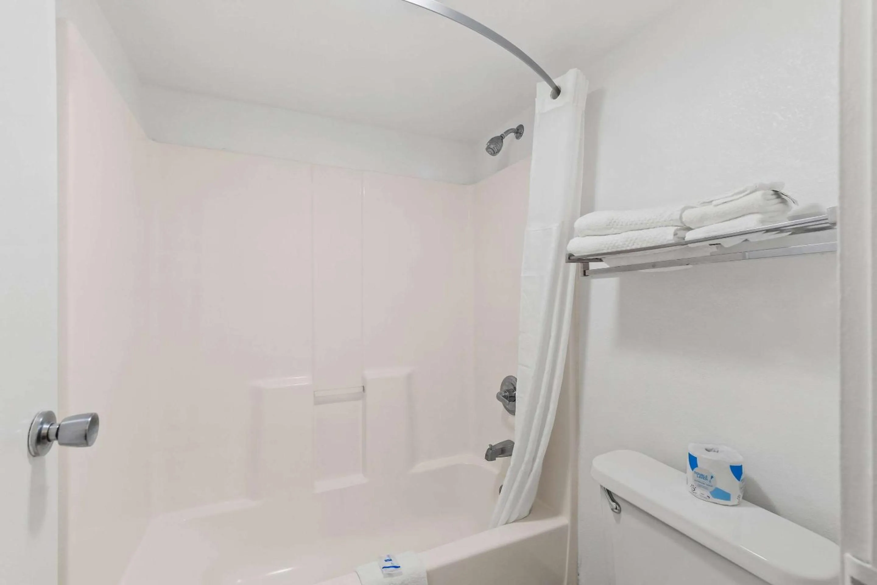 Bedroom in Rodeway Inn Dalton South