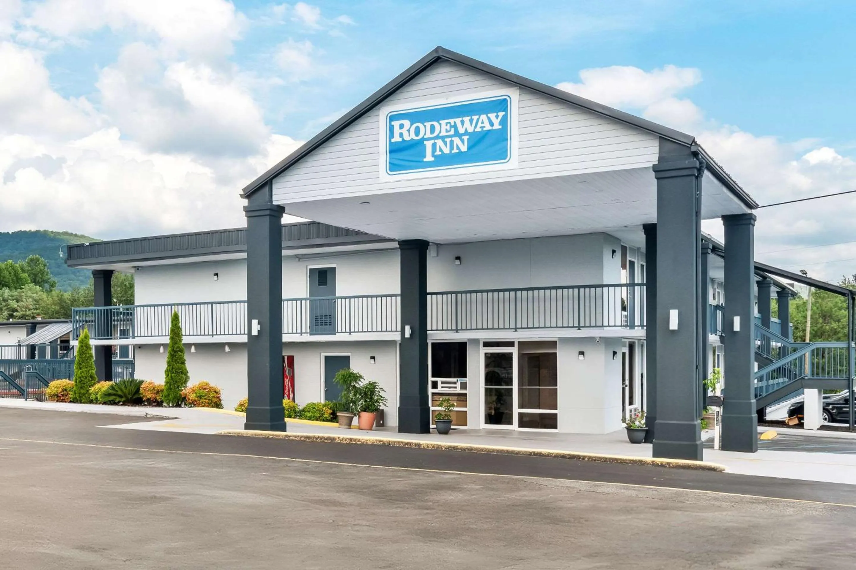 Property building in Rodeway Inn Dalton South