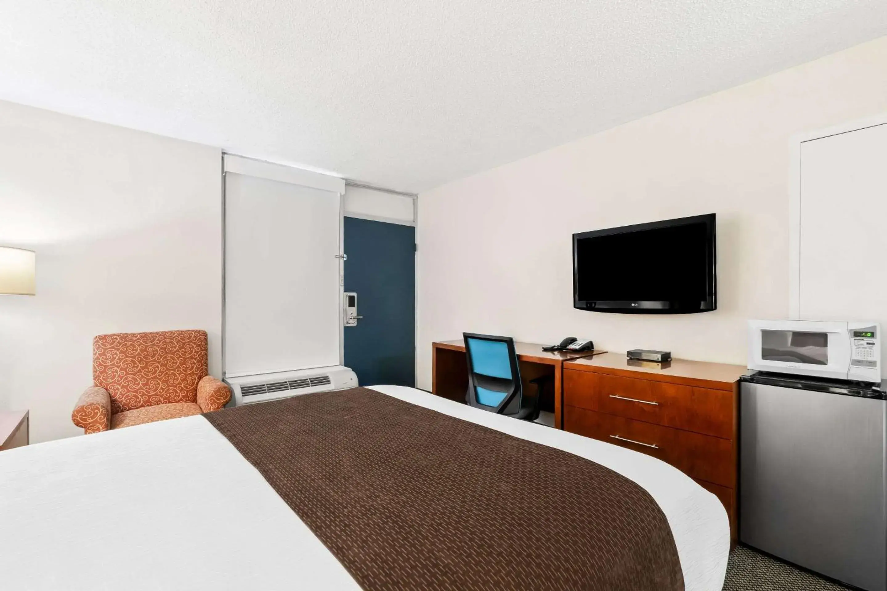 Bedroom, Bed in Rodeway Inn Dalton South Bedroom, Bed in Rodeway Inn Dalton South