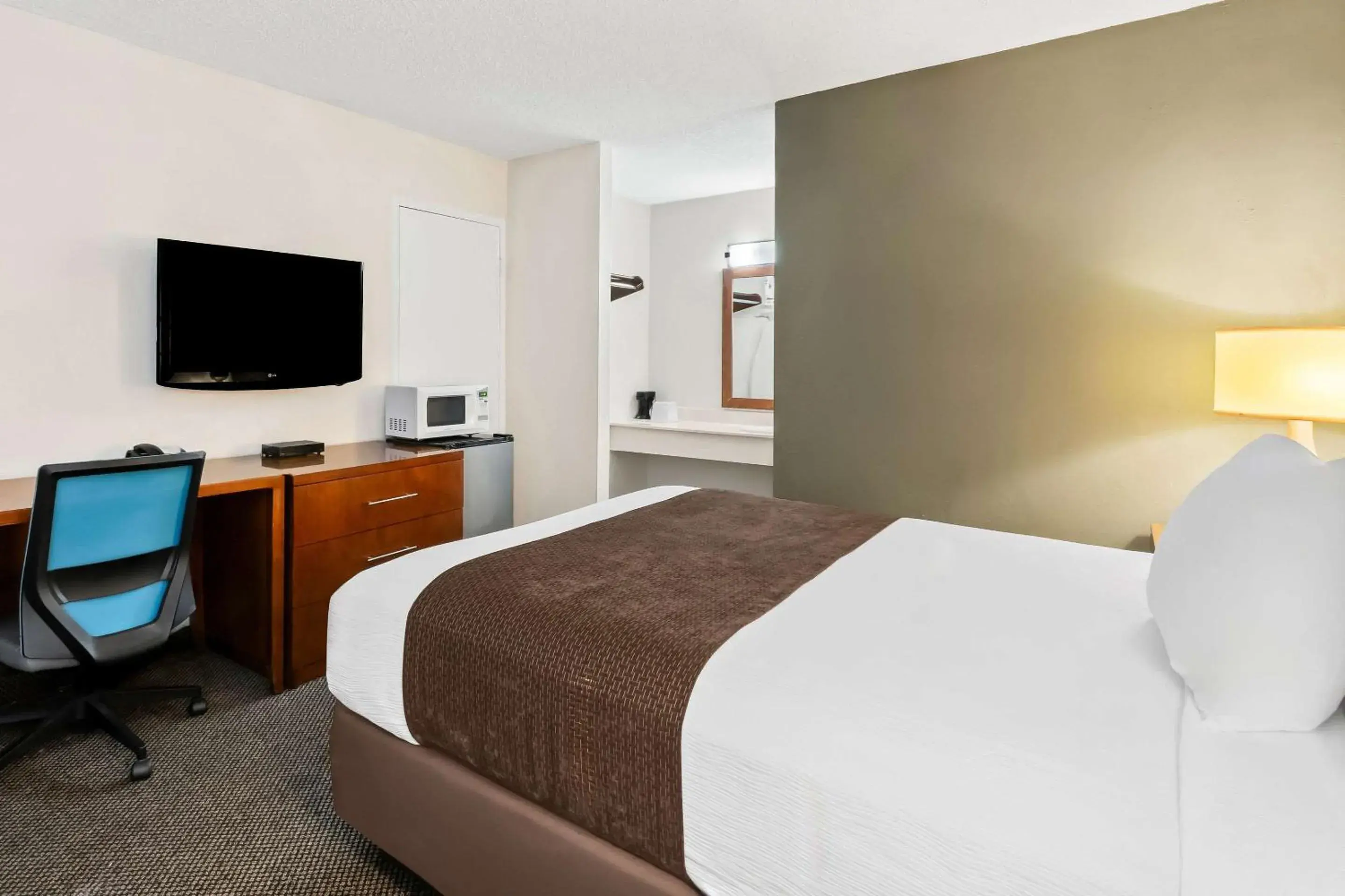 Bedroom, Bed in Rodeway Inn Dalton South Bedroom, Bed in Rodeway Inn Dalton South