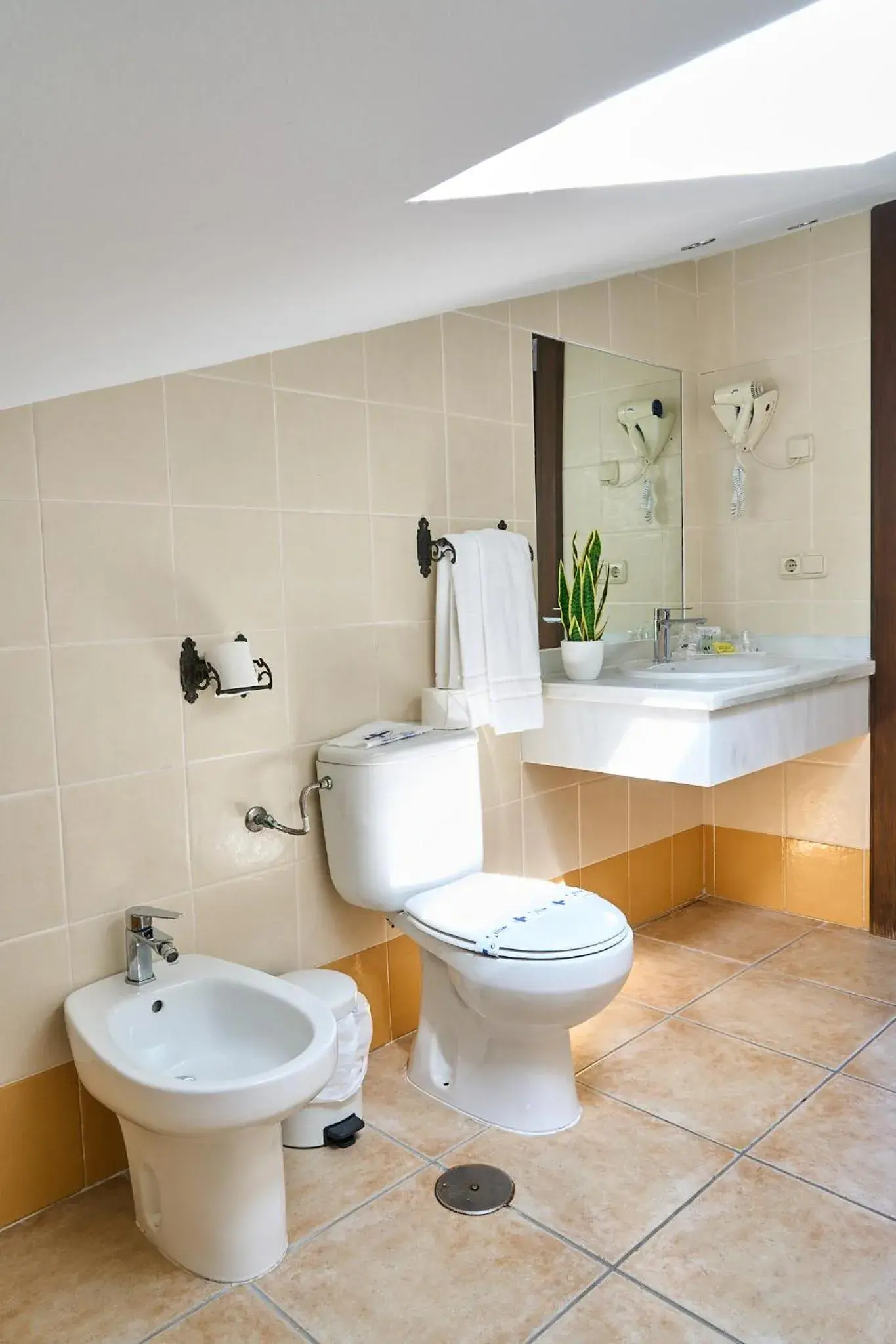 Bathroom in Hotel María de Molina Bathroom in Hotel María de Molina