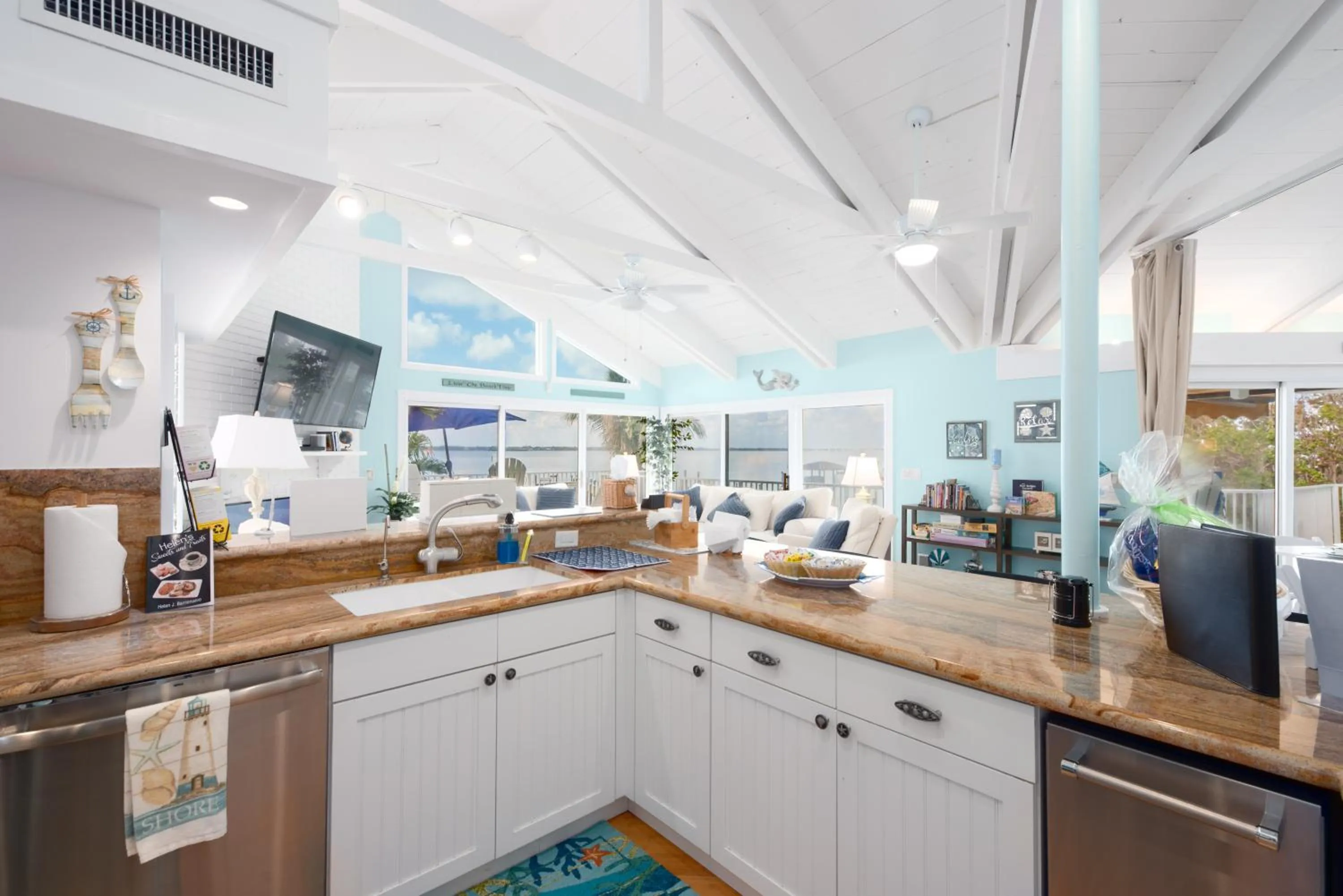 Kitchen or kitchenette in Aquarius North