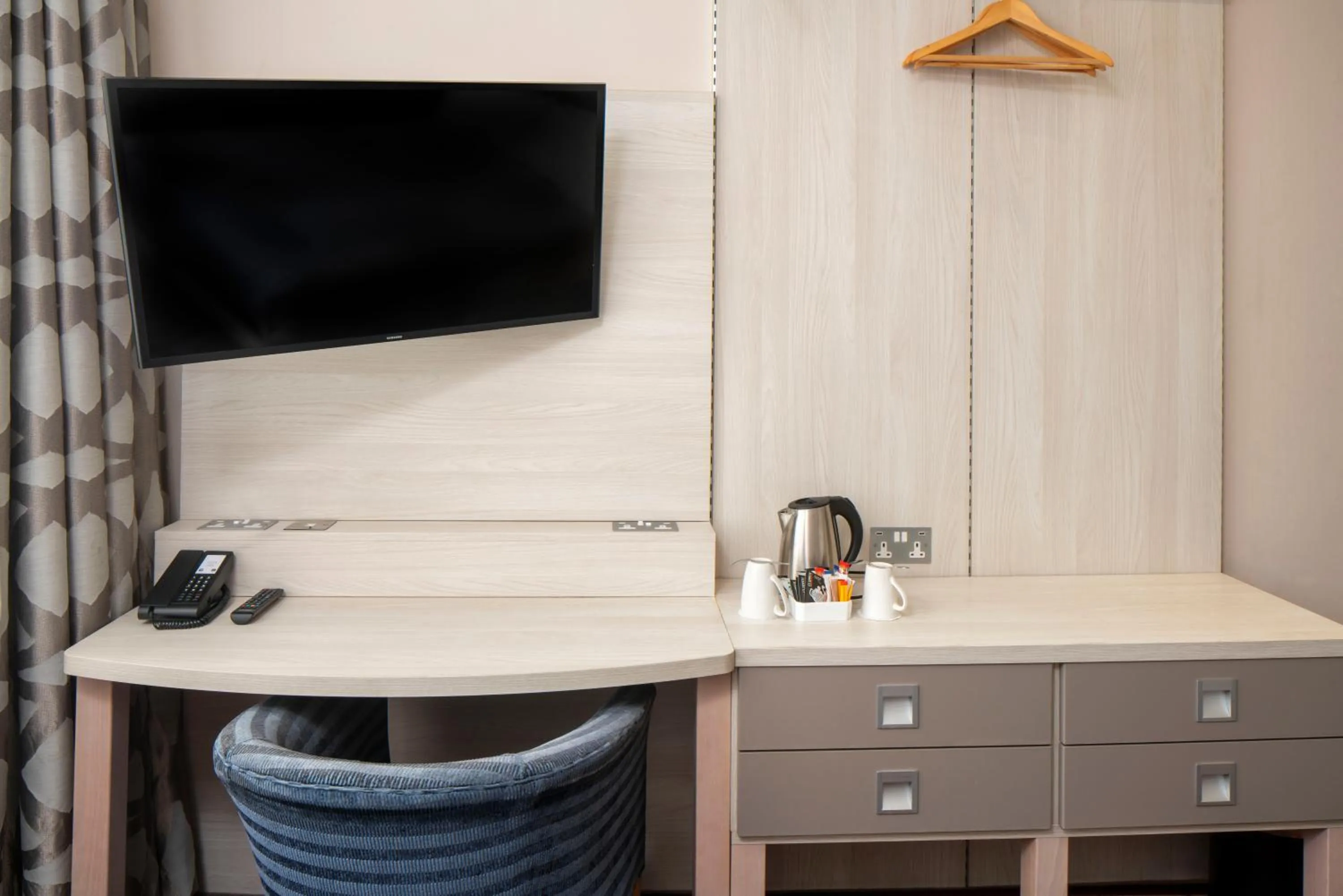 TV and multimedia in London Croydon Aerodrome Hotel, BW Signature Collection