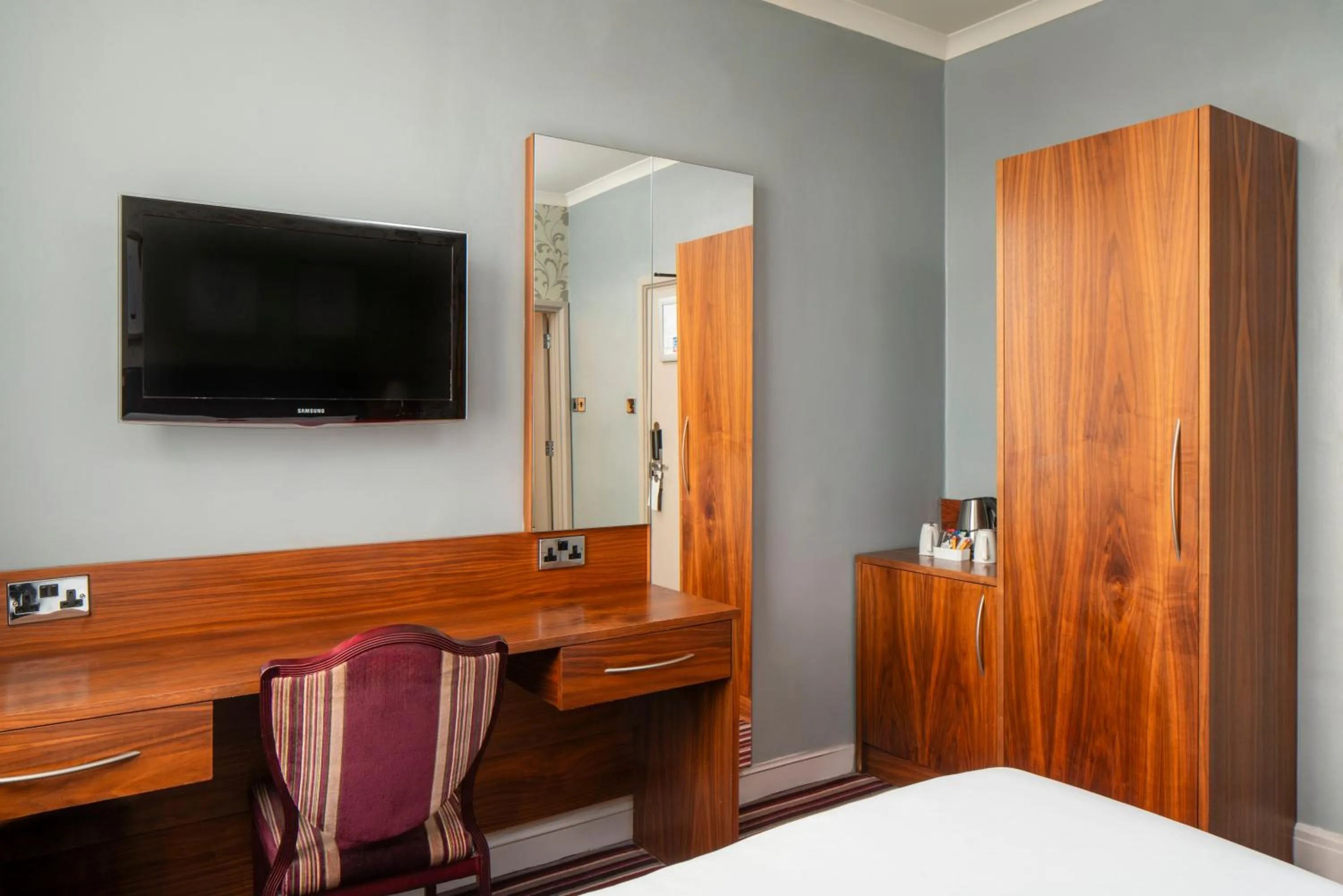 TV and multimedia, Bed in London Croydon Aerodrome Hotel, BW Signature Collection