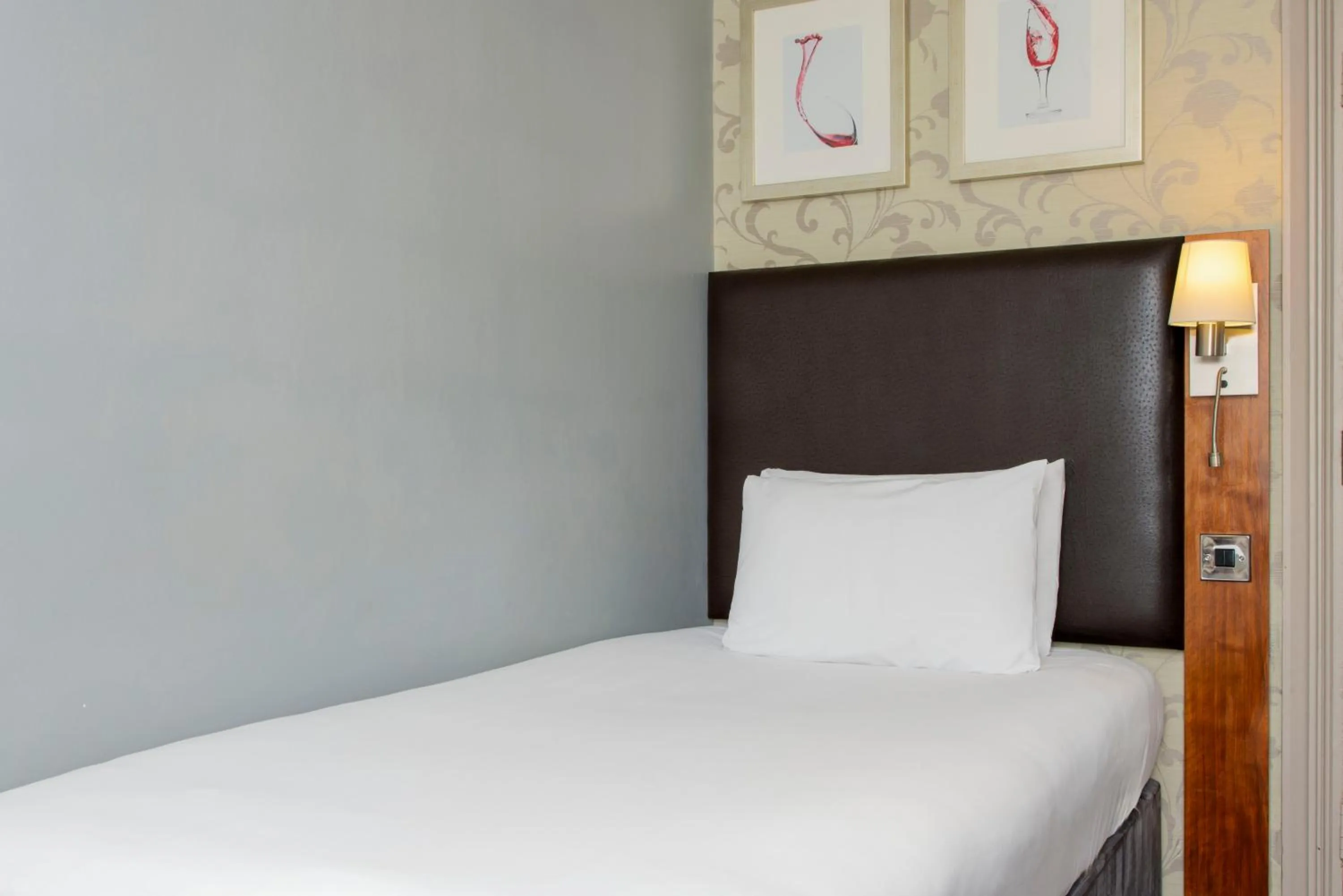 Bed in London Croydon Aerodrome Hotel, BW Signature Collection