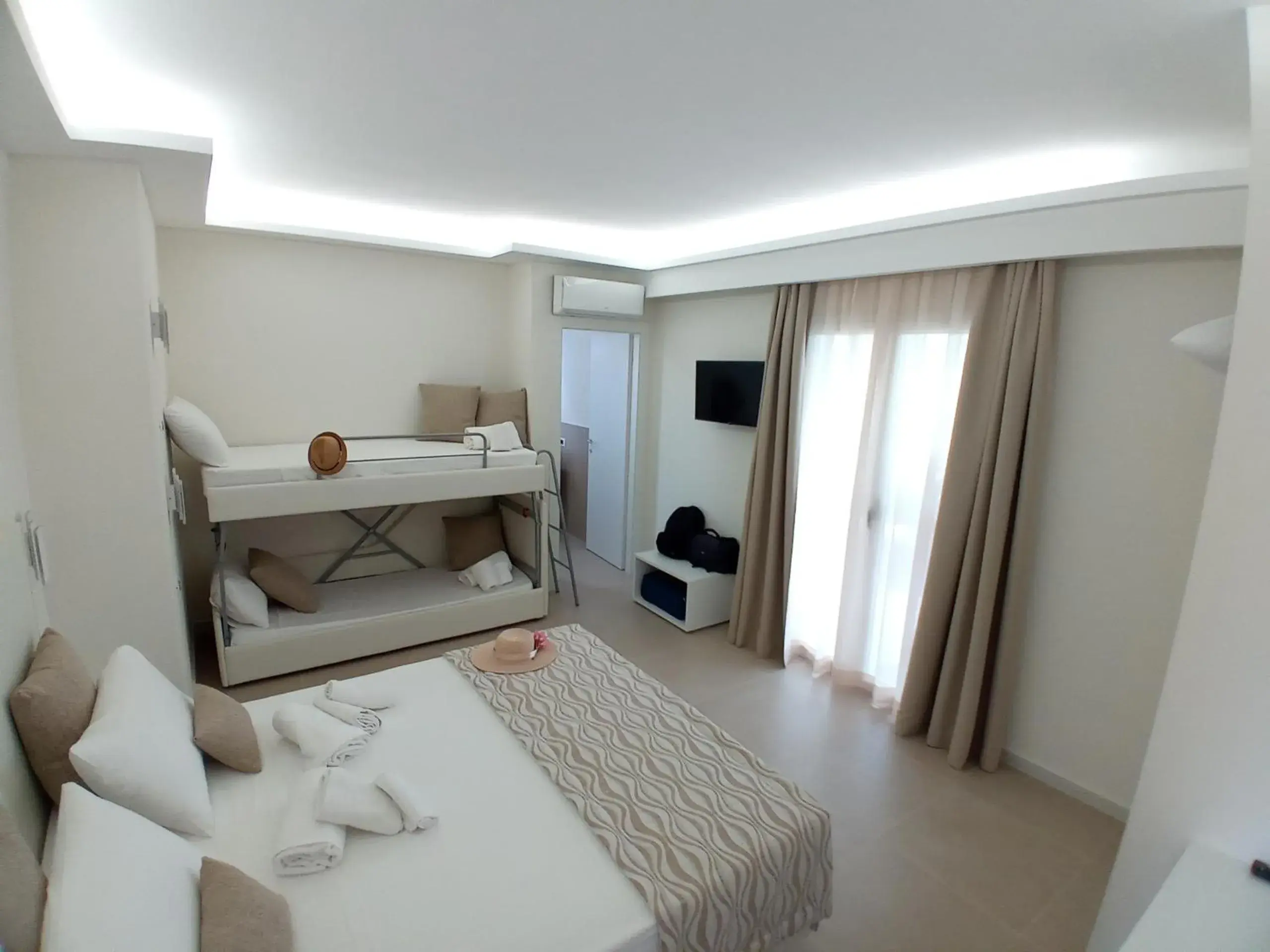 Quadruple Room with Terrace in Il Calabriano Residence Quadruple Room with Terrace in Il Calabriano Residence