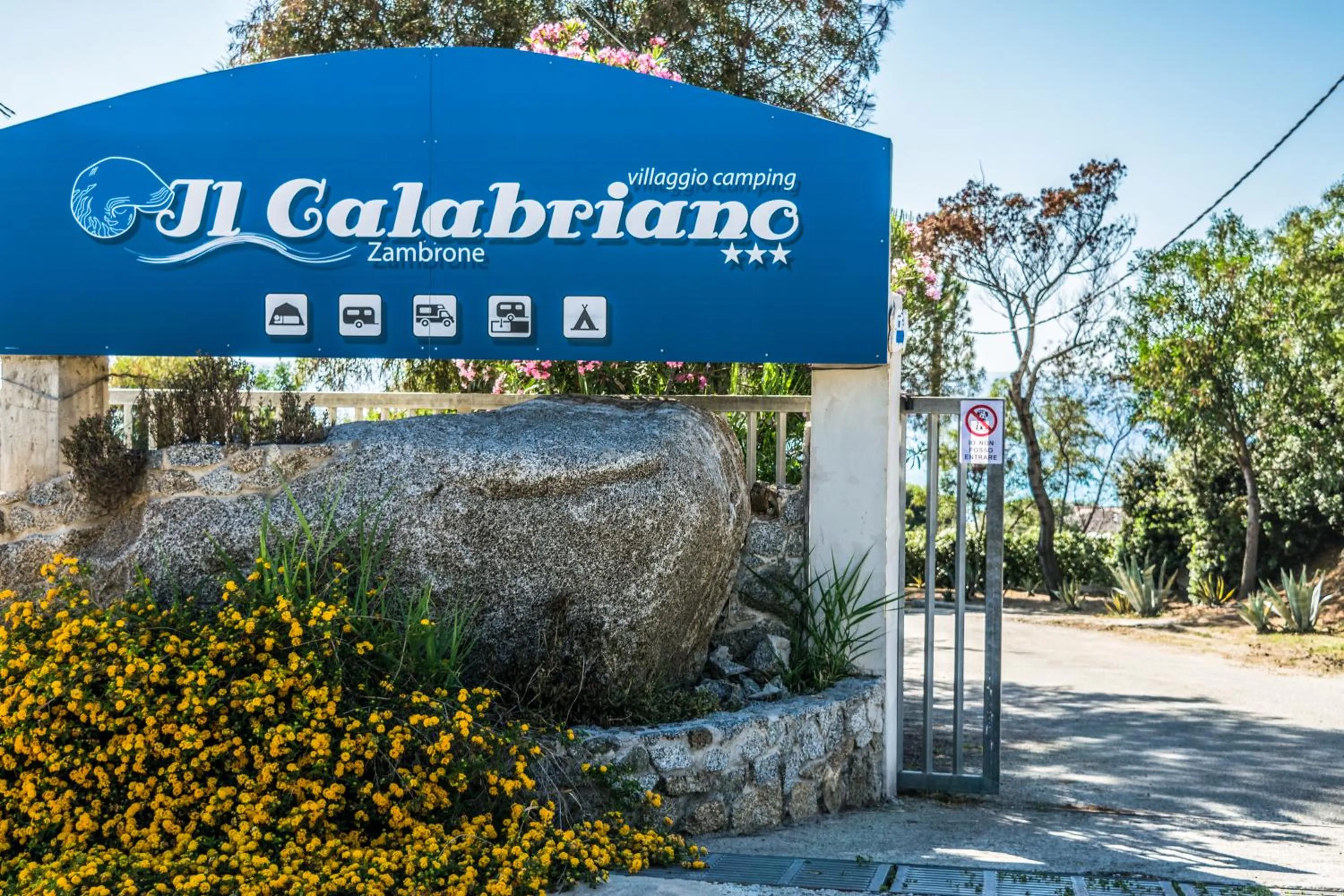 Facade/entrance in Il Calabriano Residence